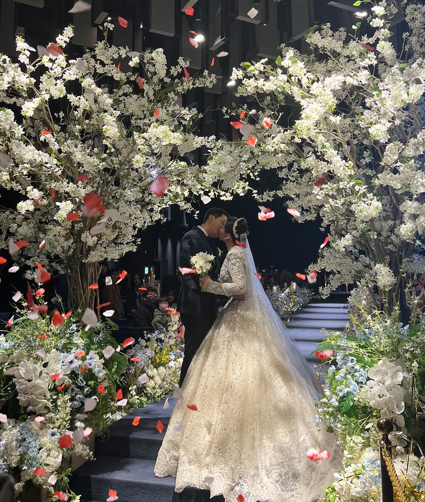 안녕하세요 신랑 정한서 신부 이지화입니다. 
저희 두 사람의 결혼식에 바쁘신 와중에도 
귀한 발걸음 해주시고 축하의 말씀 전해주셔서 
진심으로 감사의 인사를 드립니다. 
비록 결혼식에 참석하지 못하시고 마음을 
전달하여주신 많은분들께도 다시 한번 감사드립니다.
찾아뵙고 인사드리는 것이 도리이오나 
이렇게 글로 감사의 인사를 드림을 
너그럽게 이해해 주시길 부탁드립니다. 
축하해 주신 모든 말씀,
가슴 깊이 간직하고 행복하게 살겠습니다. 
감사합니다 💚♥️🧡