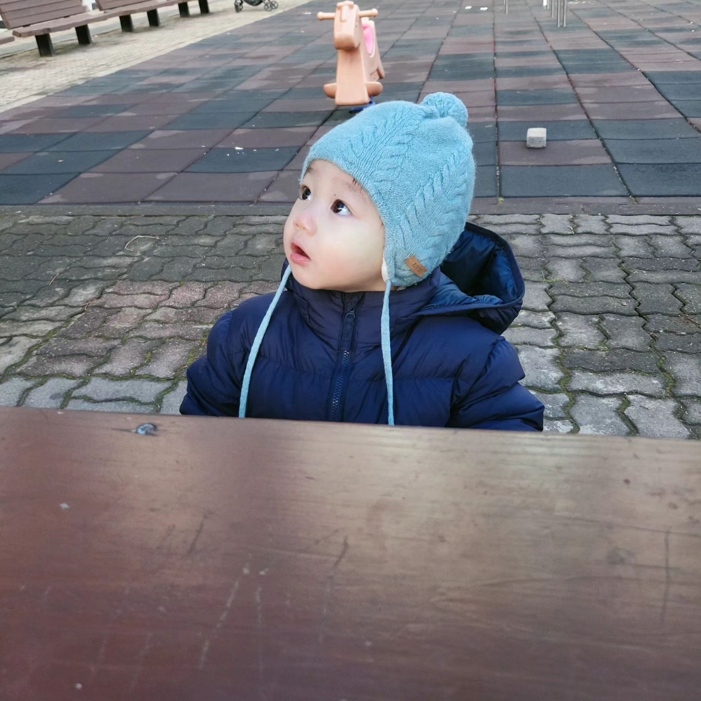 2024.01.10 D+531

배는 점점 무거워지고.. 
애 옷 입히고 나 옷 입는것만해도 벌써 지쳐서
멀리는 못 가고 오늘도 집 앞 놀이터로 콧바람 쐬러 나갔다왔다ㅠㅠ

콧바람이라기엔 생각보다 좀 추워서 우리 뚜
코가 빨개졌는데 ㅋㅋ..
하늘을 자꾸 올려다보는 모습이 예뻐서 찰칵💙

마지막은 개구짐 그 자체😆
얼른 동생이랑 같이 노는 그 날이 왔음 좋겠다❤

#아는고통이더무섭다고 #요즘출산이점점두렵다
#임신30주2일