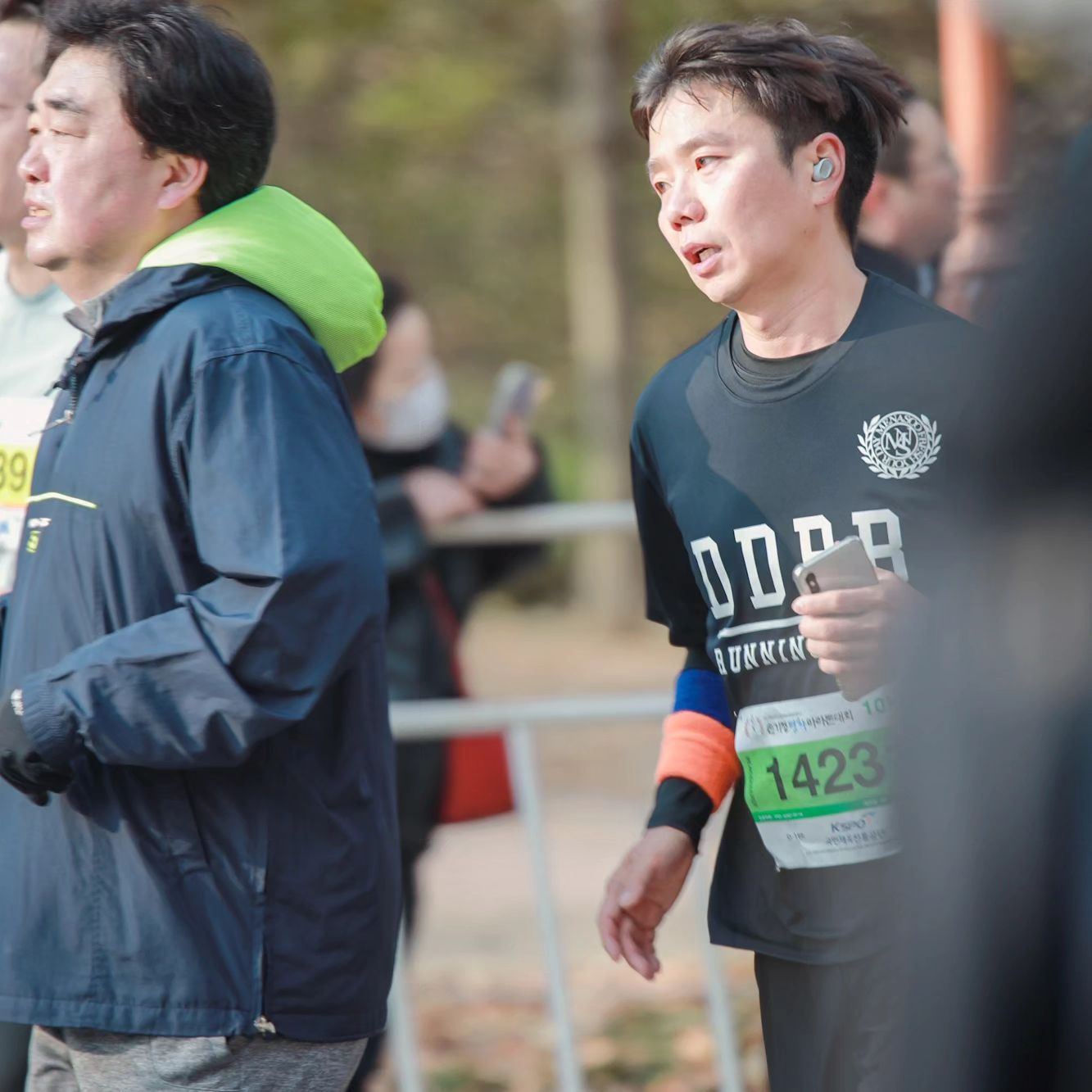 #손기정평화마라톤 소중한 사진 감사합니다.
10Km 기록 50분 11초 점점 돌아오고 있는 내 아킬레스건!!
즐거웠던 #ddbbrunning 응원요정!!
모두모두 고생하셨습니다!

Thanks for your photo!!
special.m.j be.sunnyside #여비더비포토