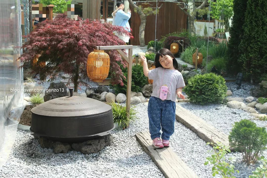 ෆ
경주 황리단길 갈때마다 기뮤 pick 밥집's
맵지 않은 간장 갈비찜은 달달짭쫄 밥도둑 김치말이 국수는 요즘 날씨에 주문안하면 😭 

#경주황리단길 #경주황리단길맛집 #황리단길고기집 #거송갈비찜 #경주여행 #경주아이랑 #냐옹공듀
