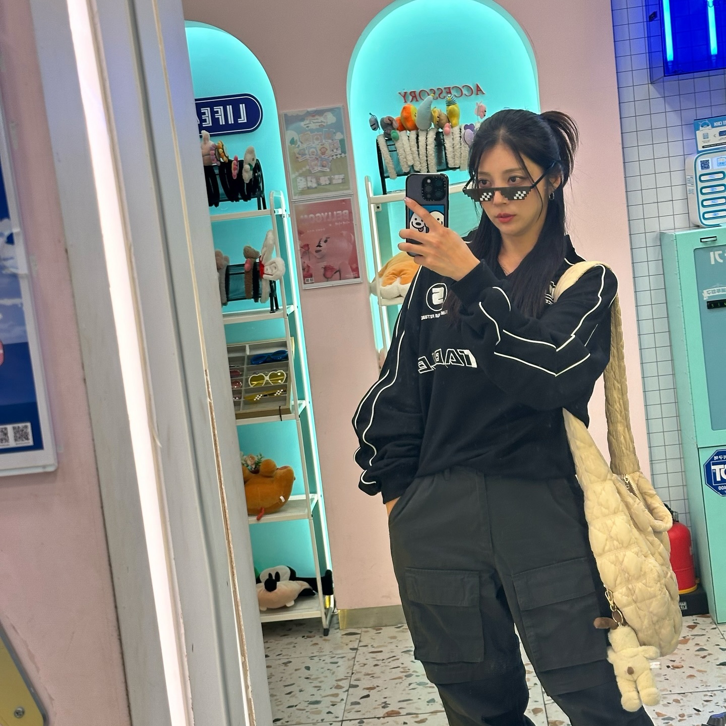 .
오랜만에 토요일 #압구정바이브 🩷
우리 언제 이렇게 늙엇지?
신난 아주미 둘 ㅋㅋ 
오빠 재미 집에 두고오지마 🥲ㅋㅋ
.
.
#압구정 #y2k #kbs개그맨 #sbs슈퍼모델 
#압구정맛집 #돌곰네 #인생네컷 #스티커사진