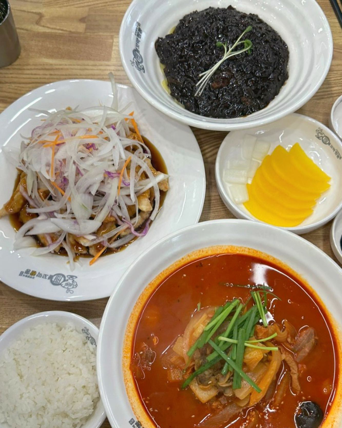천안 두정동 짬뽕맛집 “맛지비불꼬막짬뽕”#협찬
➿
꼬막 짬뽕맛집이지만 짜장면과 탕수육도 맛집인 맛지비불꼬막짬뽕🩷
가게가 청결하고 깔끔하고 위생적이여서 믿고 먹을수 있고, 가성비있는 가격이여서 부담없이 즐길수 있음
➿
⏰영업시간 11:00 ~ 21:00
매주월요일 정기휴무
➿
📍위치
충남 천안시 서북구 서부대로 788
➿
ꯁ자세한 사항은 프로필 링크로 확인해주세요ꯁ