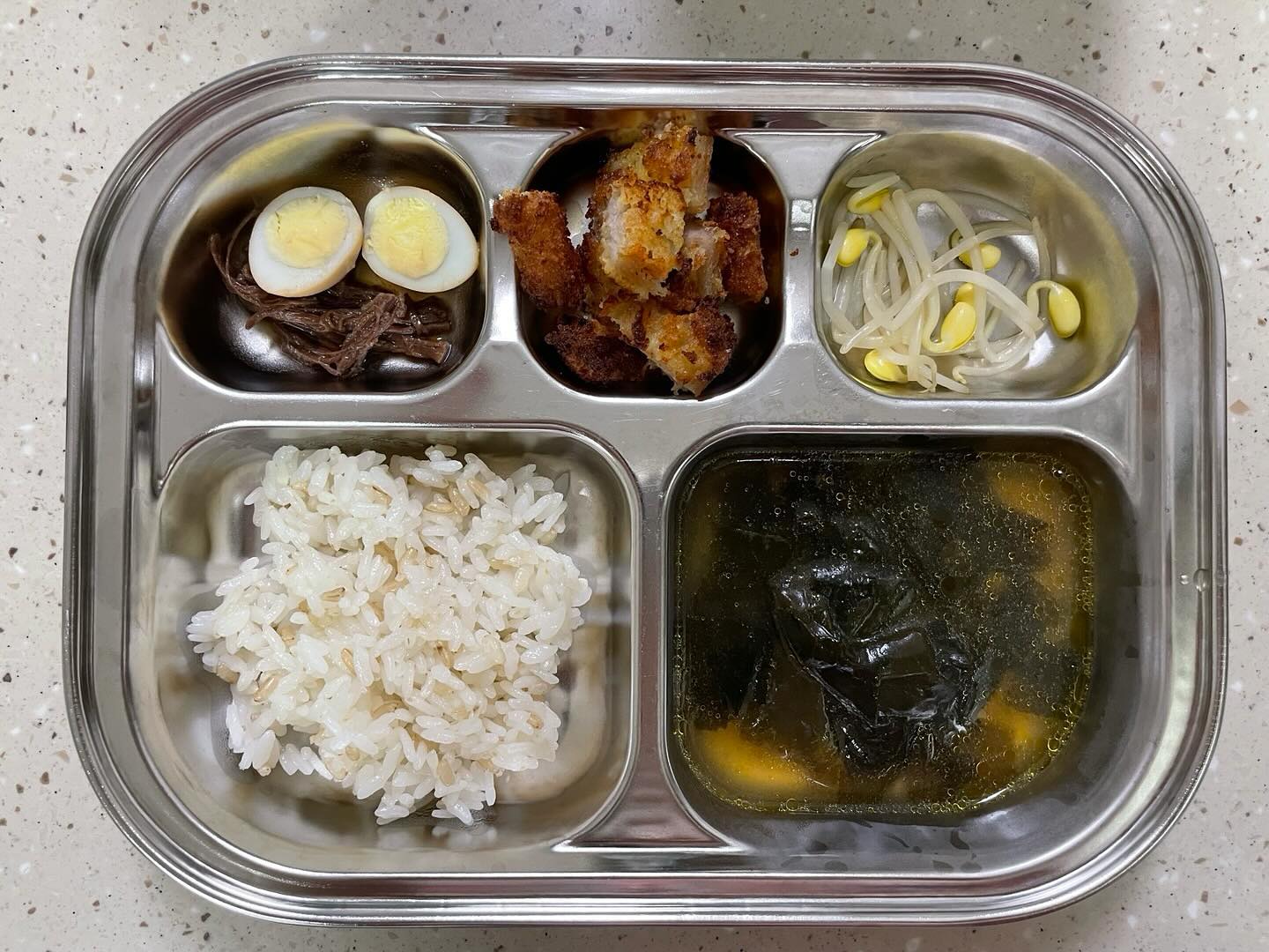 #20240610 #저녁식사

요즘 다 싫다는 미운네살. 사정사정해서  양치하고 꼬시고 꼬셔 샤워하고. 밥안먹음 간식없다해서 밥먹이고… 😭
다른집 네살은 어때요?? 
전 오늘도 허벅지를 쳤습니다😭😂😭😂

#메츄리알장조림#수제돈까스#콩나물#현미밥#미역국