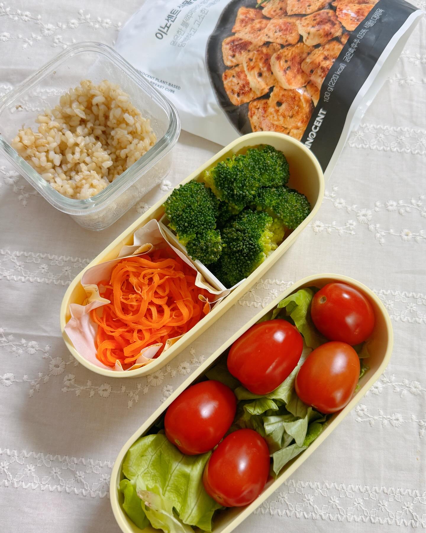 🍴화요일 식단

✔︎ 아침 : #그린스무디 
케일 1/2장, 조각 파인애플 30g, 코코넛워터 200ml, 샐러리 1대

✔︎ 점심 : 샐러드 도시락
버터헤드레터스 4장, 방울토마토, 당근라페, 식물성 닭가슴살
현미밥 80g, 데친 브로콜리
(소스 : 올리브유, 발사믹 )

이제 더이상 물러날 곳이 없어서 ㅎㅎ
다시 다이어트 식단 시작합니다 :)
생일부터 시작해야 또 마음 잡을 수 있어서 오늘 도시락을 싸갔어요!
식물성 닭가슴살은 우연히 샀는데 그냥 닭가슴살이나 살걸.
전 비건 못 할 거 같아요🥹

#다이어트 #다이어트도시락 #다이어트식단 #식단
#식단일기 #직장인다이어트 #직장인도시락 #식단도시락