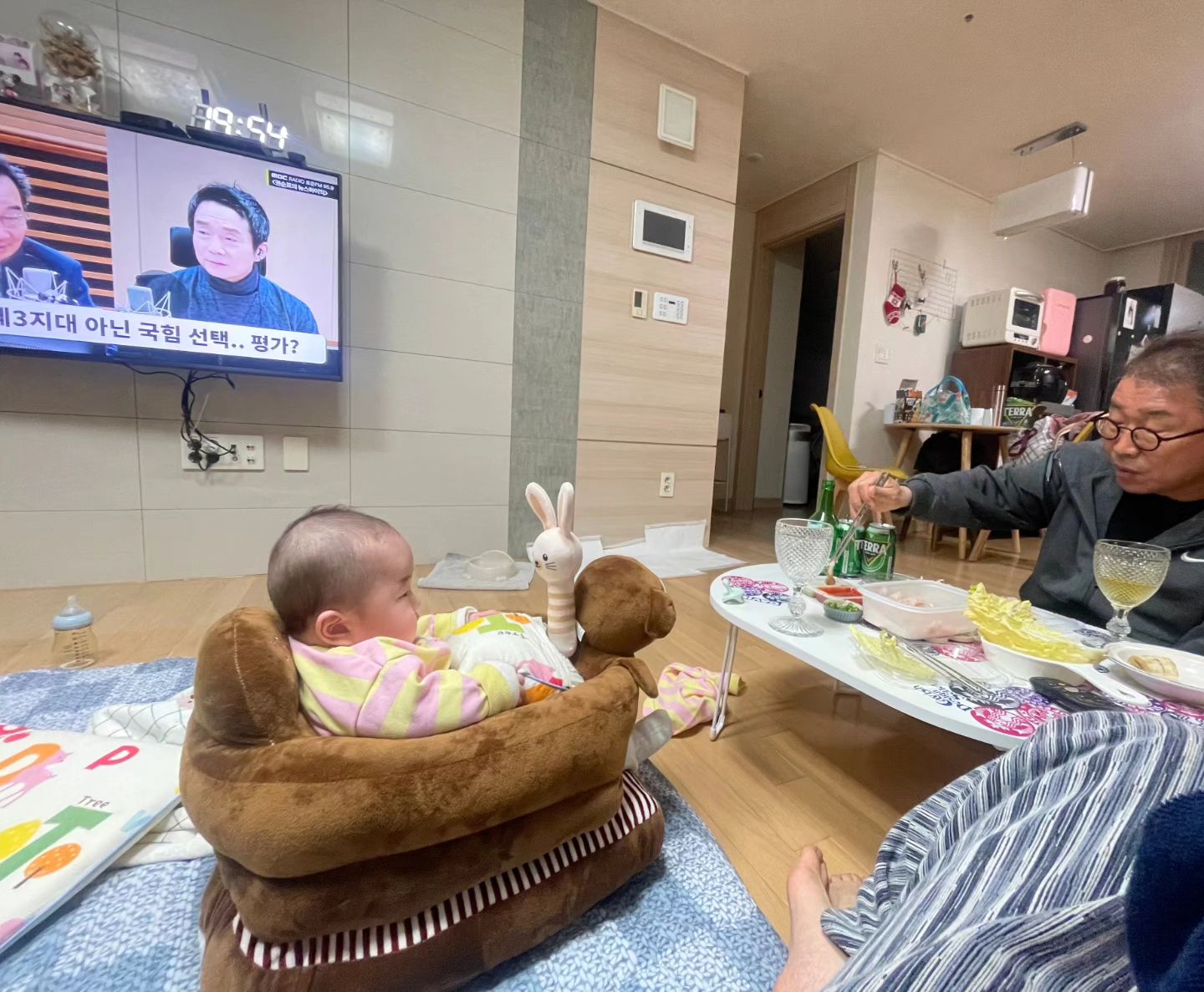 👶143일
할아버지랑 술동무해주는 5개월도안된 아가보셨냐구....ㅎㅎㅎㅎ
엄마돈벌러간사이에 이모랑 할부지 벌써부터 술동무 해주는 하루...
이거어쩌지...? 술은 엄마닮지말자^^헷
.
#23년생 #10월생 #토끼띠 #토끼띠맘 #육아맘 #육아소통 #육아스타그램 #첫째 #우량아 #도치맘 #일상 #배드민턴브랜드 #배드민턴부부 #배드민턴그램 #아가스타그램 #흑토끼띠맘 #흑토끼띠 #흑토끼띠아기 #소통 #신생아