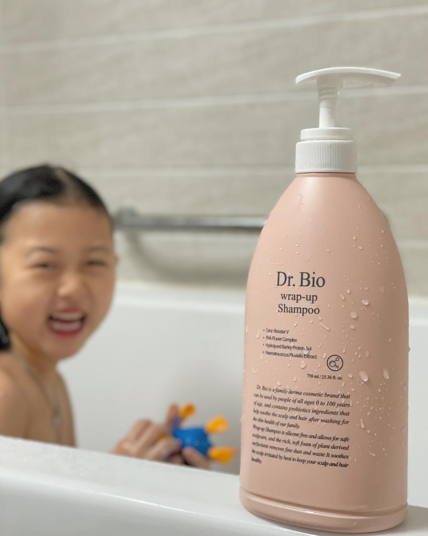#ad #닥터바이오 #닥터바이오랩업샴푸

 💖🧴
- EWG 그린등급
- 자연유래 성분으로 유아부터 성인까지 온가족 사용가능제품
- 피부에 가장 이상적인 PH미산성
- 예민하고 민감한 피부를 위한 순한 피부케어 솔루션

닥터바이오제품 이미쓰고있던 트린트먼트와 함께 써봤어요
딸이랑 저랑 긴머리 유지중에 반곱슬이라 진짜 샴푸고르기 힘든데 정착한것같네요
미산성이라그런지 부드러운느낌있었고 향이 진짜 진짜 좋습니다
보호막씌운느낌이라 표현해야할것처럼 트린트먼트같은 샴푸 ? 느낌으로 거품도 진짜 잘나서 좋아요