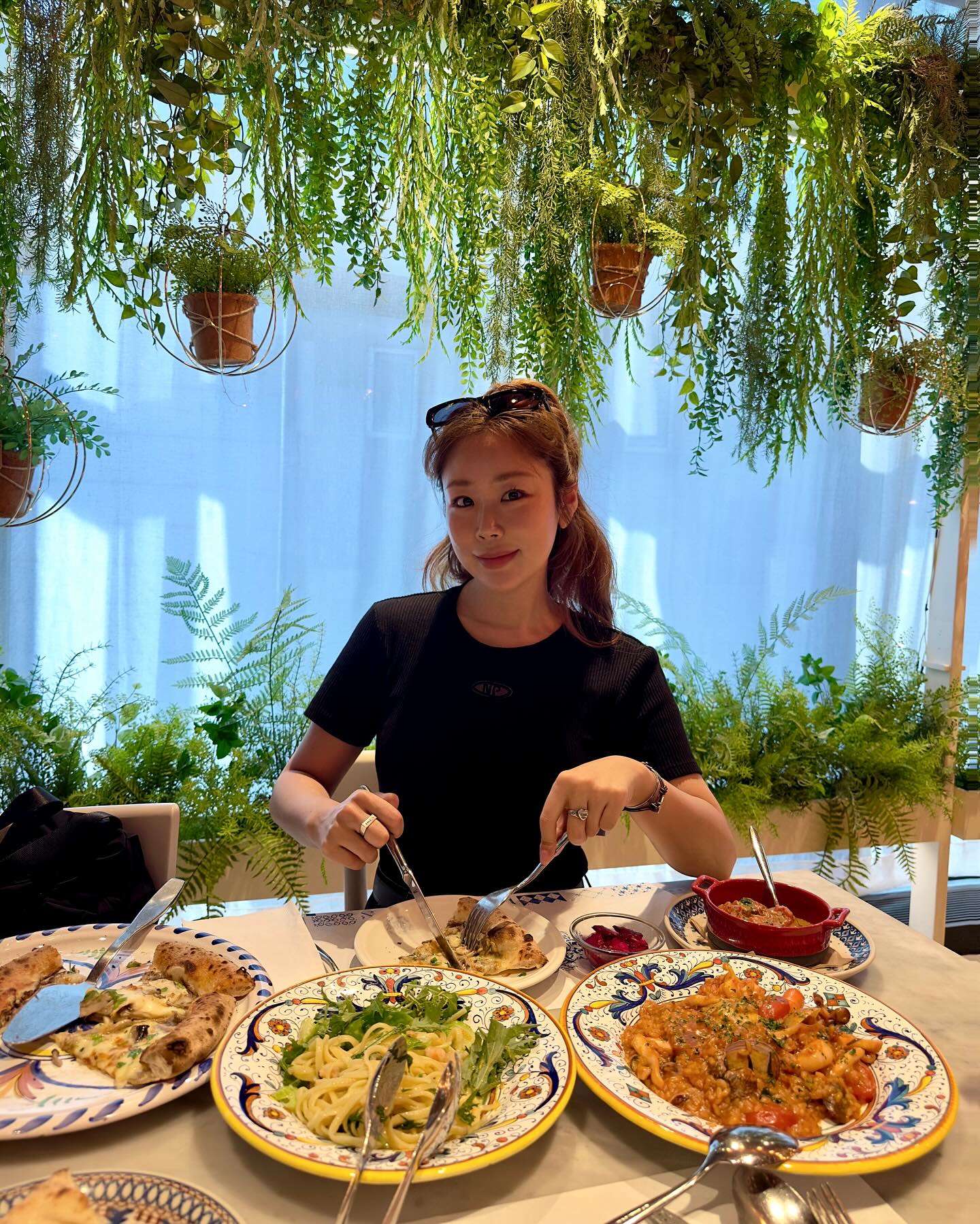 #광고 호다닥 일 끝내고 베라 총총 🍕🎵

이미 맛집으로 유명하지만 오늘 먹은 메뉴 조합 미쳤..🫶🏻 

세가지 버섯 피자 정말!🍕 화덕피자 평소에 좋아하는데 요기 정말 한입 먹자마자 감동의 맛 🥹💛 나폴리 피자 협회인증받은 몇 안되는 찐 화덕피자라더니… 빠삭한 씬도우에 토핑 소스 조합들이 완벽했어요! 도우끝까지 다 맛있어 버림 🐷

미니 양배추 새우파스타는 부드러운 생면에 달달한 미니 양배추와 좋아하는 루꼴라가 듬뿍 들어있고 짭쪼름한 새우까지! 식감과 향까지 맛있는 메뉴였고! 부드러운 샬롯소스 가리비에 토마토 소스의 해산물 리조또는 말모! 🍅🦐 🦑❤️‍🔥

데이트할때나 모임때 요 구성 그대로 먹어도 완전 칭찬 받을 맛이에용! 조화롭고 겹치는 소스들 없이 완벽끄! 

친절한 직원분들과 이국적인 매장 분위기도 너무 좋아서 식사내내 즐거웠어요! 

조만간 피자먹으로 또갈집..🫶🏻🔥 분위기두 음식두 찐맛집으로 찐추천이용! 캐치테이블과 네이버 예약도 가능해요! 📝🎵

#베라피자 #베라한남점 #한강진역맛집 #한남동맛집 #피자맛집 #블루스퀘어맛집 #한강진역브런치 #한남동레스토랑 #한남동데이트 #한강진맛집 #이태원맛집 #이태원레스토랑