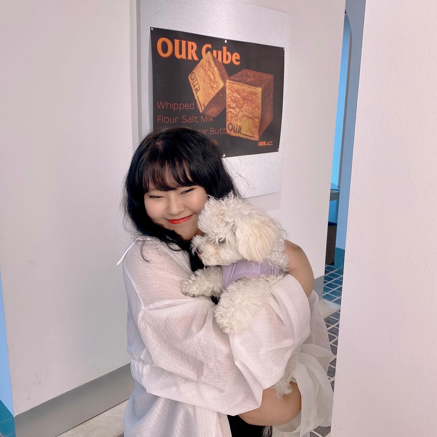 ⠀ 
뽀행시〰️💙
비가와도 알차게 먹고 놀아땅💙
담에는 더 커서 맛난 고기도 머거보장 ㅠㅠ🥺
⠀ 
#애견동반카페 #삼송아우어베이커리 #베이커리 #삼송카페 #우행시