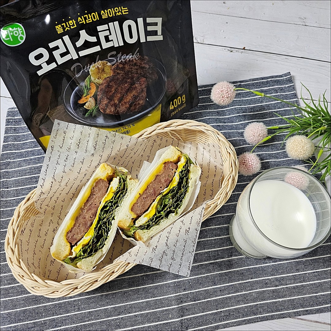 #제품협찬
#다향
#다향오리
#오리스테이크
#오리스테이크샌드위치
#샌드위치
#봄소풍
#피크닉
#도시락반찬
#봄나들이도시락
#봄소풍도시락

떡갈비, 스테이크를 좋아하는데 오리로 만든 스테이크가 맛있어서 이번에 샌드위치를 만들어봤어요.

40년 노하우로 업계 1위를 지켜온 다향에서 전 제조공정 HACCP 인증을 마친 제품이라 믿을 수 있어요.

쫄깃한 식감이 살아있는 오리스테이크는 아이들 밥반찬이나 홈파티요리, 소풍갈 때 먹을 햄버거, 샌드위치 등을 만들거나 간단한 술안주로도 좋아요.

전자레인지, 에어프라이어, 팬에 조리할 수 있는데 저는 앞, 뒤 노릇노릇 잘 구워지는 에어프라이어에 10분 정도 조리했어요.

샌드위치 소스는 생크림요거트 1통에 홀그레인머스터드 2큰술, 스리라차 1큰술, 올리고당 1큰술 넣어서 간편하게 만들었구요.

계란후라이, 치즈, 집에 있는 상추 몇장만 사용해서 간단하지만 맛있는 피크닉 도시락 완성했어요.

오리고기하면 불고기, 로스고기만 생각할 수 있지만 다향에서는 이렇게 오리스테이크 외에도 다양한 제품이 나와서 다양한 요리에 활용할 수 있어서 좋아요^^
