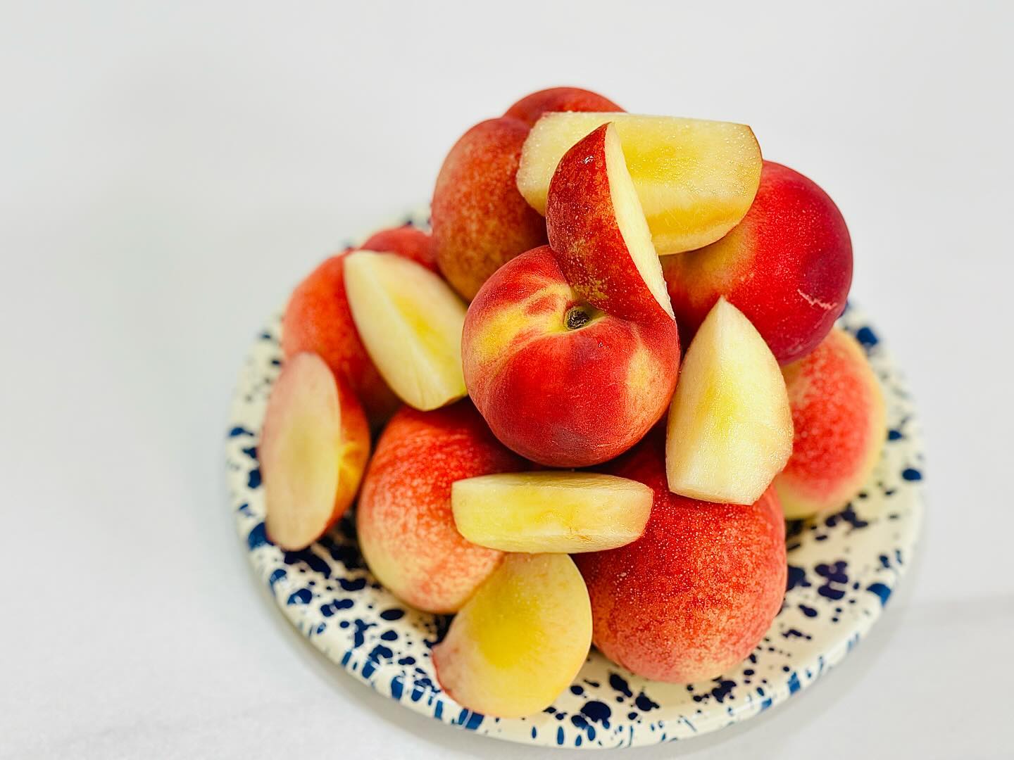 ఇ 
⠀
6월중순부터 7월초까지
1년에 2주 정도만 먹을 수 있는 신비복숭아 🍑
겉은 천도복숭아 같고, 속은 달달하고 육즙 가득한 백도복숭아 같은 신비 ◡̈
⠀
산지에서 잘 익은 복숭아를 수확해서
바로 집으로 보내주어서 인지 더욱 신선하고 달달 해요.
⠀
아빠엄마 그리고 두 공주, 
네식구 저녁식사 후 후식으로 맛있게 먹었어요. 💛

#신비복숭아
thenaturefarmers 
🍑🍑🍑

⠀
⠀