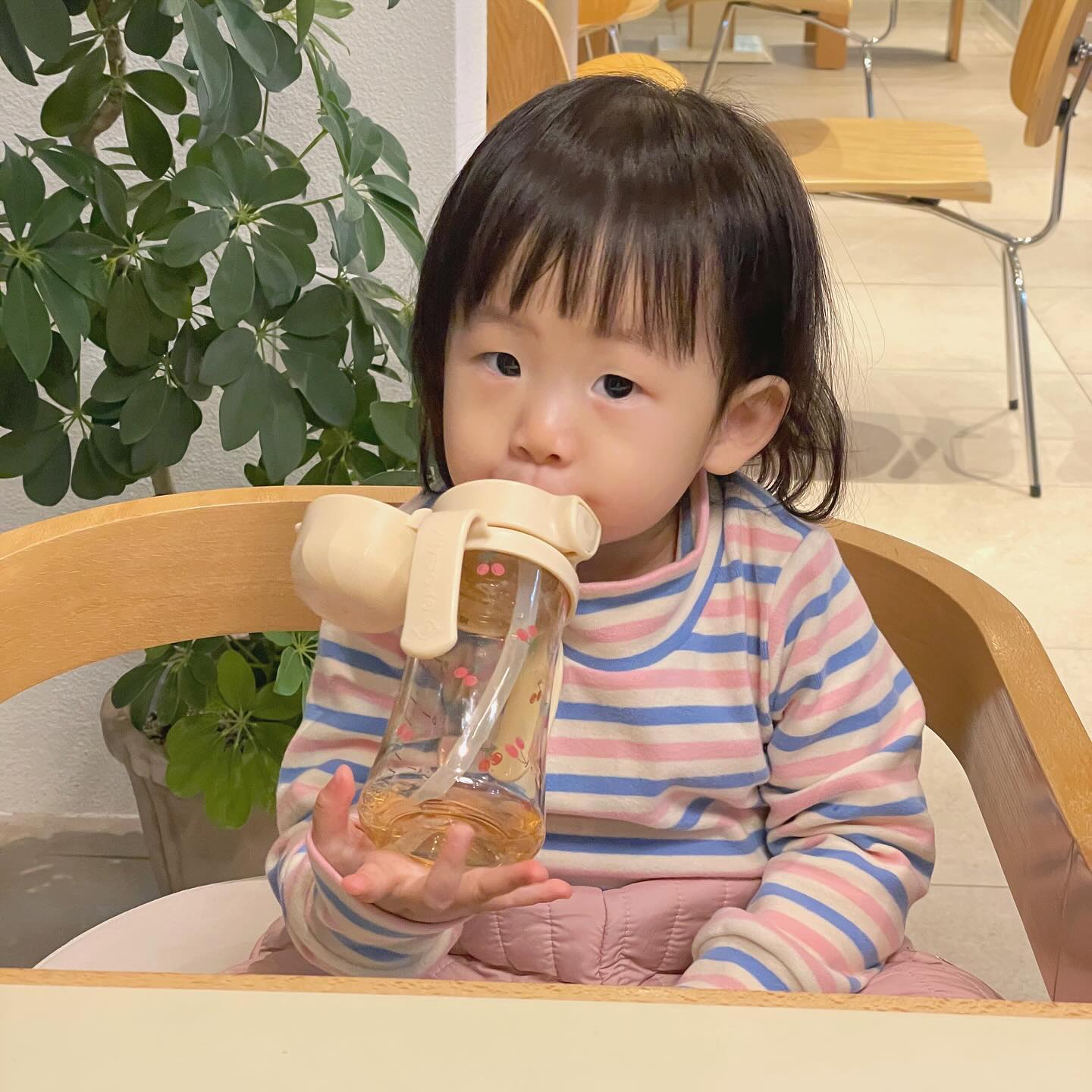 ꕀ 
이사한다고 정신없던 요즘 근황,,
오랜만에 셋이서 카페나들이 잠깐 했는데
찍는거마다 다 먹고있는 사진뿐 😇

고집과 땡깡이 날로 늘고있는 21갤,
그리고 또복이 만날 날도 어느새 D-day 6

﹅ 스트라이프 목티 - 핑크
mewi_atelier 

#뮤이아뜰리에 #아기옷 #아기데일리룩 #육아일상