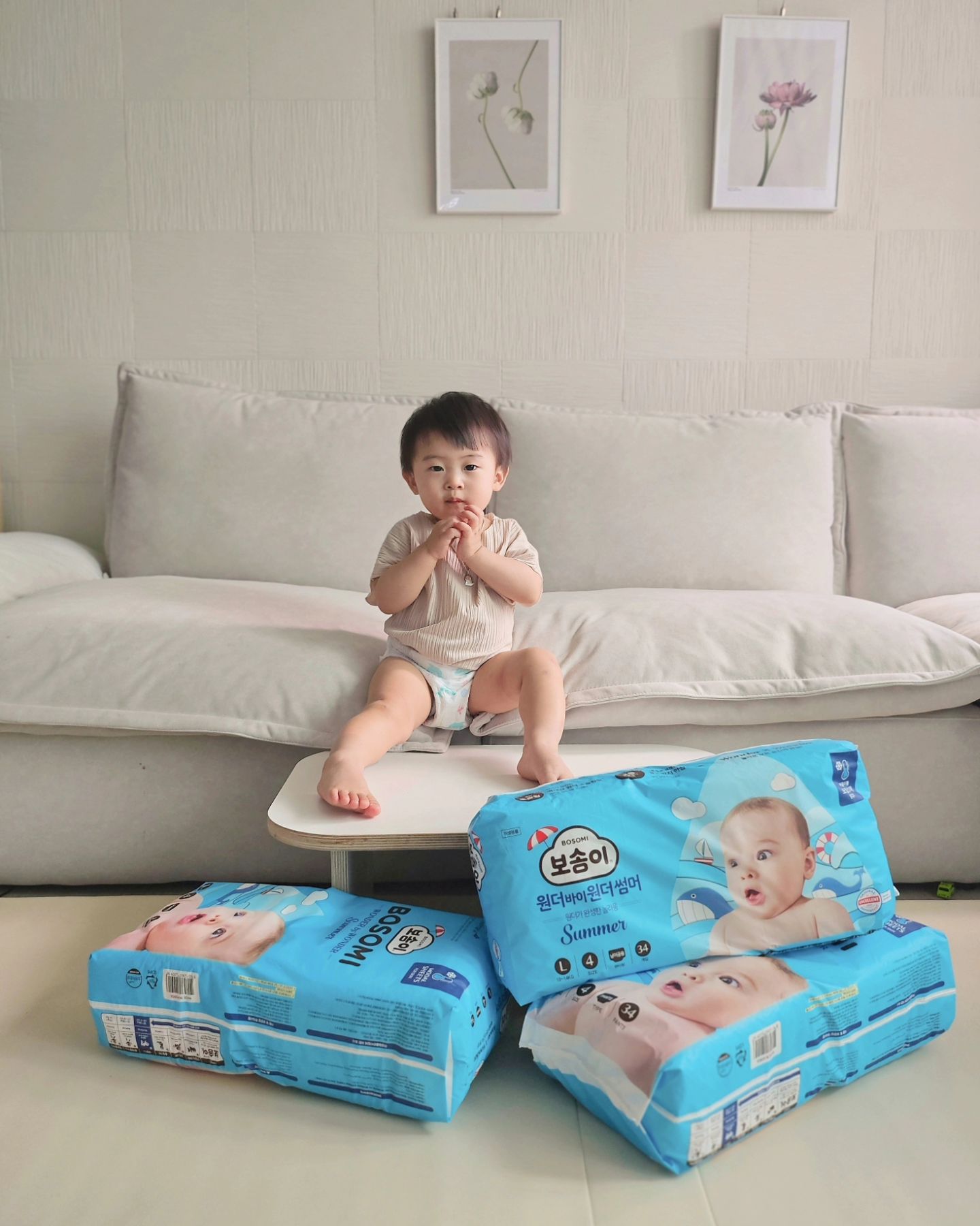 #협찬

🏷보솜이 원더바이원더 썸머 팬티 기저귀

✨️기존 원더바이원더 썸머팬티(23년도) 대비
32% 더 얇아져 얇고 가벼운 초슬림핏 기저귀

기저귀 시트에 모달이 함유되어있다니🙊
모달은 피부와 닿는 끈적임을 억제해줘서
더운 여름날에 많이 찾는 소재 잖아요 ~

후끈후끈한 아이 기저귀에 시원한 모달 소재로
10초만에 시트가  2℃나 감소 된다고해요

모달과 함께 시원하게 감싸주는 마이크로 에어홀로
통기성이 좋아 아기 엉덩이를 시원하게 감싸줘요!

활동량이 많은 우리 아이를 위해
이중 옆샘 방지 안심 가드로 
2번 막아주는 옆 샘 방지 안심가드까지! 

독일 더마테스트 Excellent 등급으로 
피부 저자극까지 인증한
2024 NEW 보솜이 원더바이원더 썸머팬티로
무더운 여름🫠 아이피부 지켜요💛

👶🏻 정후17개월, 10.4kg, 4단계 착용 

#여름기저귀 #아기기저귀 #썸머기저귀 #보솜이기저귀 #모달기저귀