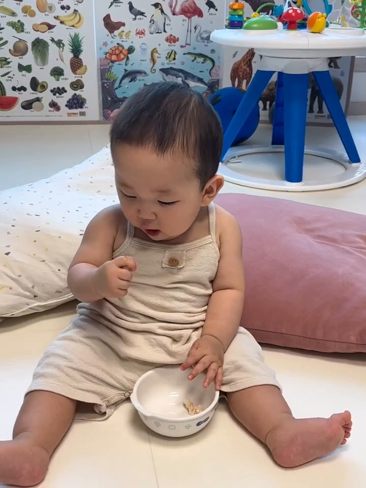 손가락이 침 뭍혀서 떡뻥 찍어먹는 7개월 너무 하찮고 귀여워💕