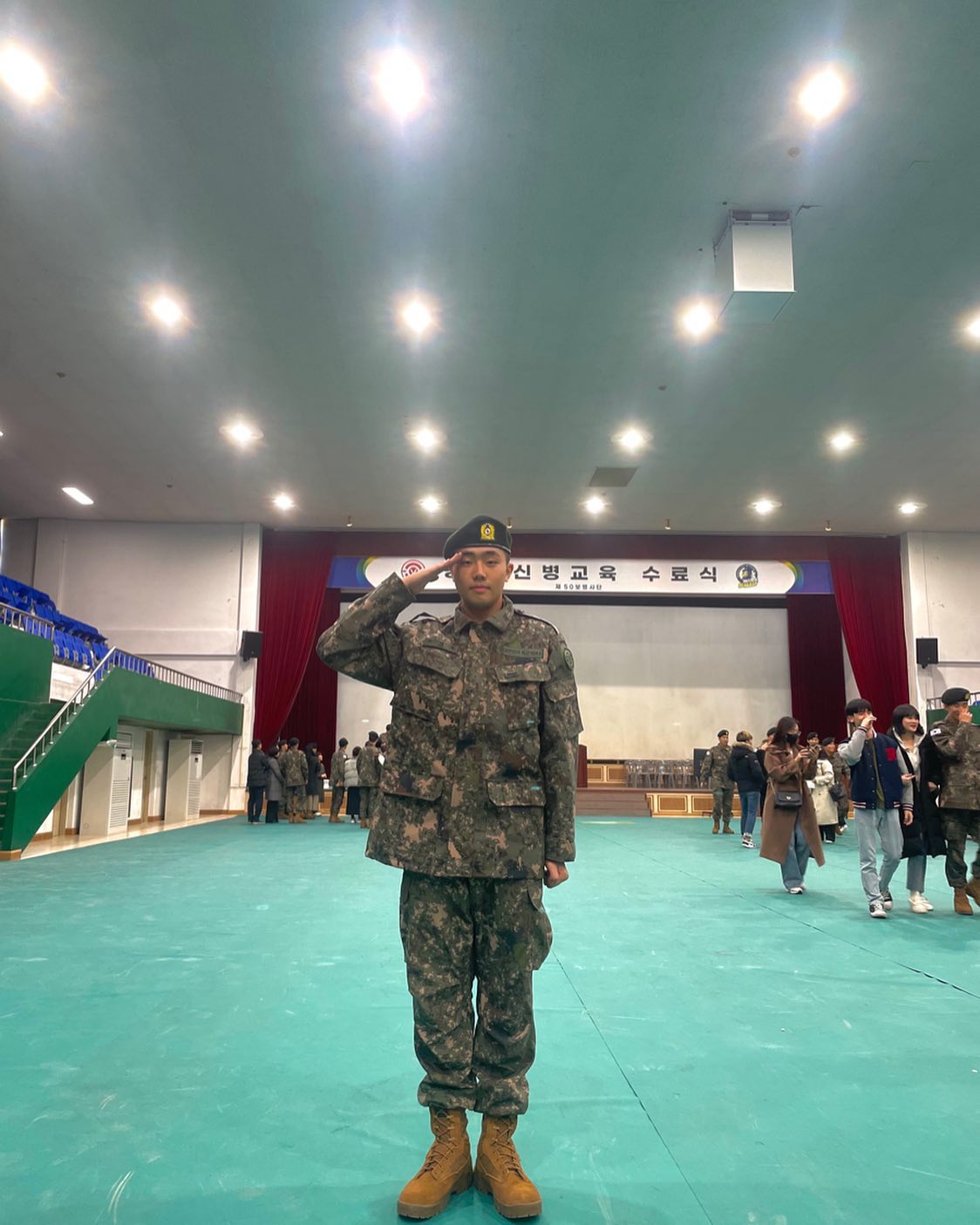 강!철! 신병 교육 수료 완료 했습니다••!

평생을 자유롭게 살다가 처음으로 모든 게 통제되는 환경 속에서 지내보니 한편으로는 답답하기도 하면서 한편으로는 내가 성장하지 못했던 부분이 성장하는 기분이었습니다

매일 매일 드는 생각과 배움을 메모하면서 자대에서 점점 더 강인해 져서 돌아오겠습니다 🫡

6주 동안 안전하게 훈련할 수 있도록 도와주신 조교, 간부님들과 행복한 추억을 만들어 주신 전우분들께 감사합니다🙌

+ 남은 군생활은 육군3사관학교 조교로 차출되어, 영천에서 보냅니다••!