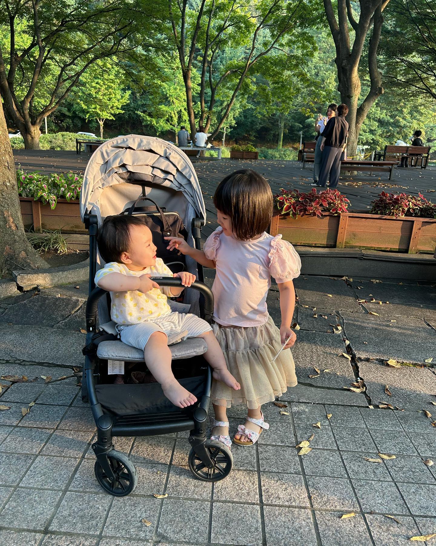 추석 연휴 다들 잘 보내시나요?

해피 추석 되세요오〰️❤️😎
어제 저는 예서 예나 데리고
과천 국립현대미술관 안에
어린이미술관 다녀왔어요!!

남편은 일본에서 뉴스킨 사업 알아보는 사장님과 
비즈니스 미팅이라
혼자서 둘 데리고 새로운 곳을 가는
모험을 !!!! 두둥 !!!! 

애 둘 데리고 새로운 곳을 가는게
쉽지는 않고 고생스럽기도 했지만
예서가 너무 좋아해서 결론적으론
잘 갔다 ! 생각한 곳 이었어요 ;)

저는 미술에 별 관심이 없는데
예서는 그림 그리는걸 좋아하거든요

내 관심사에 있는 것만 보여주면
예서의 경험의 폭이 가려질테니
최대한 다양하게 보여줘야겠다 싶어서
다녀온 미술관 ;)

하루종일 거기서 그림 그리고 있더라구요
전시는 많이 못보았지만
다양한 것들을 더 많이 보여주고
경험해야겠다는 확신이 더 많이 들었어요
내가 시야를 가리지 말아야겠다는 생각🧐

유독 긴 명절 ㅋ ㅋ ㅋ
다들 해피하게 보내세요 ❤️

#해피추석
#yeahsisters
#1488days 예서
#367days 예나
#엄마의독박육아 #아이들과문화생활
#국립현대미술관과천 #어린이미술관