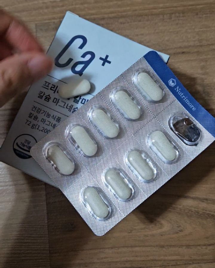 #협찬
하루 두알로 뼈, 근육, 신경 건강을 한번에!
뼈마디가 아파오는 임산부, 관절이 약한 젊은이, 중장년층 모두 먹기 좋은 칼마디입니다!
어릴때부터 운동을 해서 서른이지만 관절은 벌써 6,70대인 저,, 겨울엔 차가운 바람 때문에 무릎이 시리고, 평소엔 걷기만 해도 무릎이 아린데요. 이런 고통 몰라주던 친구들이 임신하고, 출산하고 나니까 제 고통을 이해하더라고요. 그러면서 추천해준 영양제가 바로 칼마디였는데요.
관절이 안좋으신 분들은 꼭 챙겨 드시는걸 추천드려요! 칼슘, 마그네슘, 비타민D가 필수라고 하더라고요. 요 세가지가 근육 기능 유지와 골다공증 발생을 감소시키는 등 여러 역할을 하더라고요. 비건, 유기농 인증까지 받아서 임산부들이 안심하고 먹기도 좋은 영양제!
저처럼 관절이 안좋거나 임산부들께 추천추천입니당!
.
.
.
#뉴트리모어 #칼마디 #임산부칼마디 #출산후영양제 #임산부칼슘 #칼마디추천 #칼슘영양제 #마그네슘영양제 #비타민D3 #먹스타그램#선팔#선팔맞팔#선팔하면맞팔#선팔하면맞팔가요#선팔환영#맞팔#맞팔해요#먹팔#먹팔해요#좋아요#좋반#좋테#첫줄반사#좋아요반사#좋반테러#like#likesforlike#like4likes#f4f