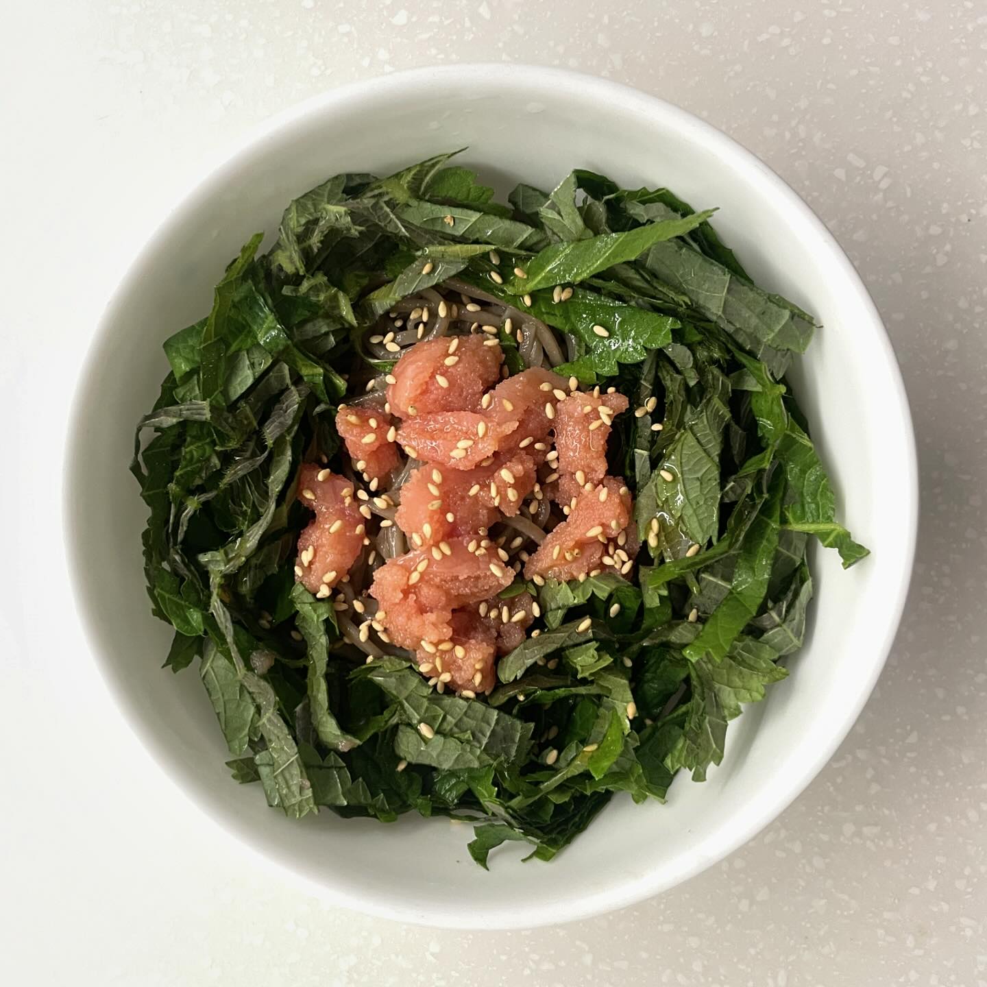 📂↵ cook
 ✦ 명란들기름막국수
 ⁺* 재료 : 메밀국수 깻잎 명란 계란후라이 깨 간장 올리고당 매실액 들기름 식초

• recipe !
1. 메밀면 1인분을 삶는 동안 보울에 간장 1T 올리고당 1T 매실액 1T 들기름 5T 식초 1T 계량해둔다.
2. 삶아진 메밀면을 넣고 1에 고루 비벼준다.
3. 명란 반개를 가위로 숭덩숭덩 잘라서 넣어준다.
4. 깻잎도 가위로 숭덩숭덩 잘라 넣어준 후 계란후라이와 깨로 마무리 !

• good point !
1. 매실액 킥 포인트 .. ✳️
2. 명란이 짭짤하므로 간은 최소화하기!
3. 아주 간단한 레시피라 누구나 따라할 수 있음 !

• next point !
1. 담엔 김가루를 꼭 뿌리기 (까먹음)
2. 올리고당대신 건강한 알룰로스로 대체해보기 
3. 새우 가루가 조금 들어가도 맛있을것같다 ! 🦐
