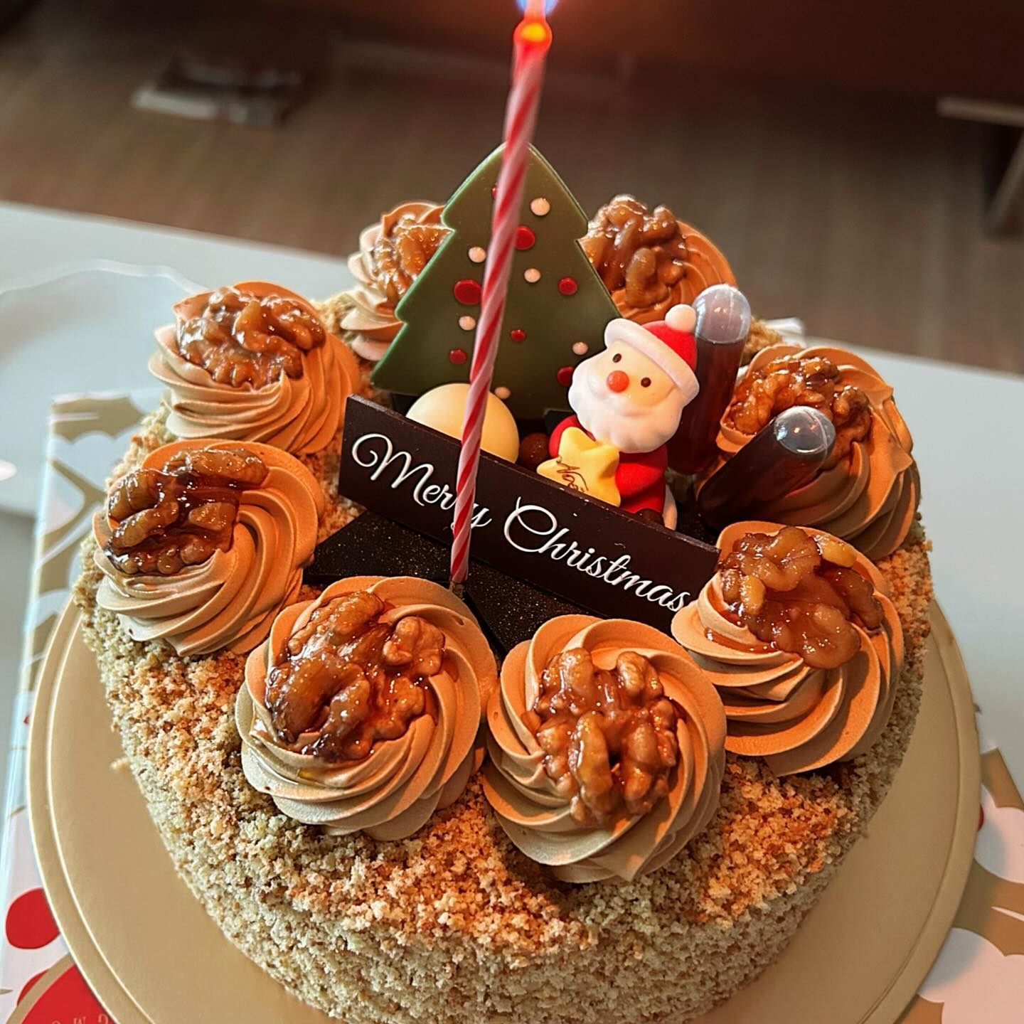 #김영모과자점 #크리스마스
크리스마스 이브 잘 보내고 계신가요? 🎄♥️
저는 꾸덕달다구리~ 김영모 케이크🍰🎂를 먹었네요~!ㅎㅎ 
다들 미리 Merry Christmas에요~!🧸🫶

김영모 대치점
위치📍
서울 강남구 남부순환로 2797 대치 클래시아 108, 109호
영업시간⏰
8:00 ~22:30
지도 🗺️
https://m.place.naver.com/restaurant/37871358/home?entry=plt

메뉴📝
노아누스토르테 48000원
총: 48000원

#크리스마스 #크리스마스케이크 #케이크 #강남케이크 #대치역케이크 #도곡역케이크 #케이크맛집
