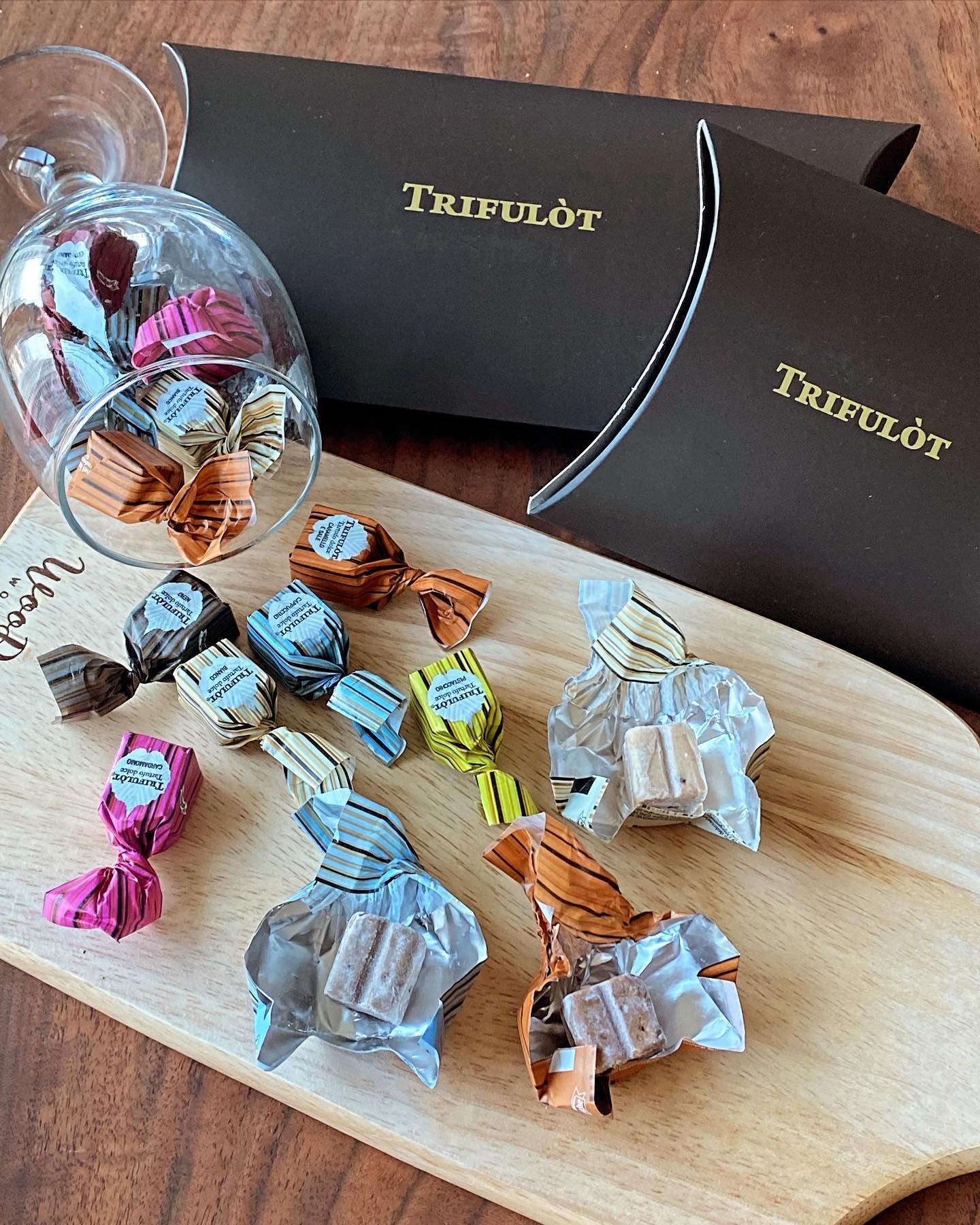 어거스트테이블 트뤼풀랏 어소티드 스위트 초콜릿 협찬 리뷰 🍫

🎁 어거스트테이블 트뤼풀랏 어소티드 스위트 70g + 선물케이스 
[5가지 플레이버 구성 : 비앙코, 네로, 카라멜로, 피스타치오, 다크]
🎁 어거스트테이블 트뤼풀랏 어소티드 스위트 140g + 선물케이스 
[5가지 플레이버 구성 : 비앙코, 네로, 카라멜로, 카푸치노, 카르다모모]

✅ 제품 정보
이번 협찬 제품은 진정한 초콜릿 팬들을 위한
어거스트테이블의 트뤼풀랏 어소티드 스위트 초콜릿이에요. 🎉
이탈리아에서 직접 수입된 프리미엄 초콜릿으로,
그 특별한 맛을 느낄 수 있어요. 🇮🇹
아름답고 귀여운 큐브형 개별 포장에
선물하기 딱 좋은 케이스가 포함되어 있어요(쇼핑백 별도 구매 가능!)

총 7가지 플레이버로 다양한 맛과 식감을 즐길 수 있고,
유네스코 유산으로 지정된 최상급 헤이즐넛을 사용했데요!🌰

트뤼풀랏은 프리미엄 초콜렛 브랜드로, 국제 초콜릿 어워즈에서 2015~2018년 연속 수상한 신뢰성 있는 브랜드에요🏆
고급스러운 맛&고급 케이스 세트는 빼빼로데이 선물로 추천입니다!

제품은 어거스트테이블에서 구매 가능하며, 더 많은 정보는 아래 링크에서 확인하세요.
👉 제품 링크: https://www.augustable.com/chocolate/?idx=157

#협찬리뷰 #협찬#협찬문의 #초콜렛 #빼빼로데이선물
#화이트초콜릿 #고급초콜릿 #명품초콜릿 #선물추천 #초콜릿선물