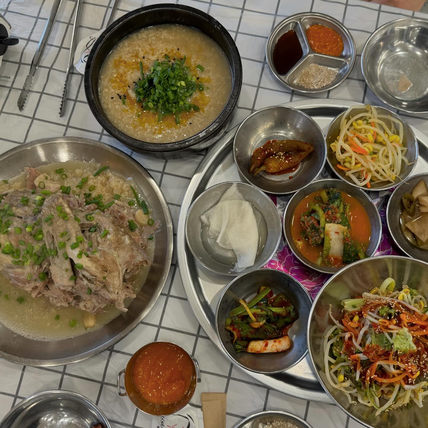 오늘은 기력보충을 해야겠다 싶어 몸보신을 하기 위해 수원 광교산 근처에 위치한 #이영철생오리 를 방문하기로 했어요

점심특선 (매일 11:30~15:00) 메뉴부터 오스백! 일명 오리 스테이크 백숙 그리고 오리 로스, 주물럭 등 다양한 오리요리가 있어요❣️

점심특선이 주말에도 가능하다니 가성비도 좋고 구성도 너무 좋네요

🔸주문 메뉴
오스백 1마리 60,000원
콜라 2,000원
막걸리 5,000원

오스백 1마리 3~4인은 오리 가슴살 스테이크 + 백숙 + 오리죽 으로 구성되어 있어요
가슴살은 시어링과 래스팅 된 스테이크, 나머지 부위로 오리백숙과 오리죽으로 제공해준답니다

사장님께서 오리 스테이크 먹는 법을 알려주셨어요
불판에 양파와 파를 올려 구워주고 오리 스테이크는 딱 3~5초만 앞뒤로 구우면 된다고 하셨어요

그냥 먹어도 맛있지만 와사비, 스테이크 소스, 특제소스 등을 찍어 먹으면 더 맛있답니다:)

백숙으로 하면 퍽퍽했을 가슴살을 겉면만 시즈닝 해 익혀 스테이크로 먹으니 고급 요리가 따로 없어요
완전 겉바속촉!! 식감이 엄청 부드럽고 소고기 안심 먹는 느낌이에요ㅎㅎ 육즙이 진짜 미쳤다요🫢

이영철생오리는 가성비도 너무 좋고 무엇보다 퀄리티도 너무 좋았어요❣️
특히 오리 스테이크가 엄청 별미예요 ㅎㅎ 소고기 안심보다 훨씬 맛있음!!
몸보신 제대로 하고 갑니다:)
재방문의사 200%입니다!!
다음에 또 올게요☺️

🏠주소: 경기 수원시 장안구 파장천로 121 1층 독채
🚘주차안내: 매장 앞 전용 주차장
📞전화번호: 0507-1364-5202
🕰️영업시간: 11:30 ~ 21:30 / 라스트 오더 20:30
토~일 브레이크 타임 : 15:00 ~ 17:00
🙏정기휴무 : 매주 화요일
🌸 예약, 남/녀 화장실 구분, 무선 인터넷, 단체 이용 가능, 유아의자, 간편결제, 주차, 유기농 메뉴, 출입구 휠체어 이용가능, 좌석 휠체어 이용 가능

#먹스타그램 #수원맛집#수원파장동맛집#파장동맛집#오리맛집#광교산맛집#이영철생오리#가족외식#데이트#몸보신#일상#소통#선팔환영#맞팔환영#먹팔환영