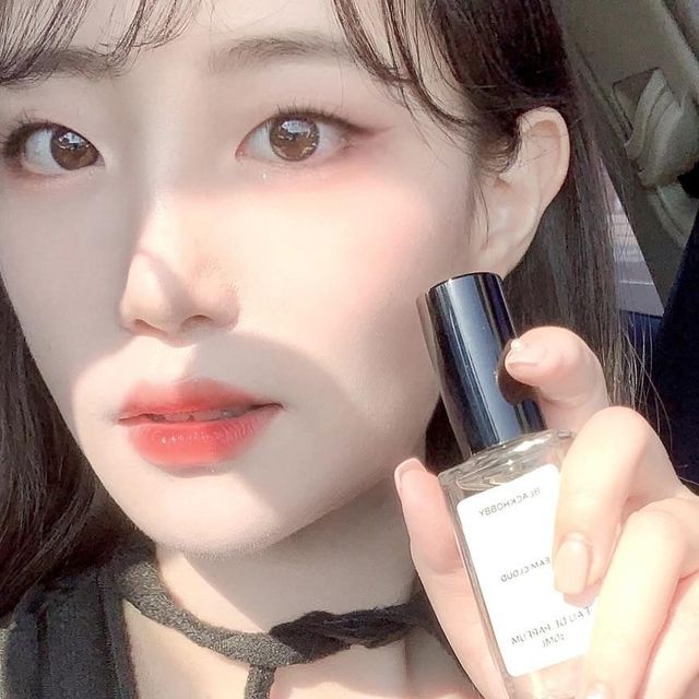  김채린◡̈ on Instagram: "with 𝘽𝙡𝙖𝙘𝙠 𝙃𝙤𝙗𝙗𝙮

내면 속 숨겨진 당신만의 취향을 찾아드리는
“어두운 𝘽𝙡𝙖𝙘𝙠 + 취미 𝙃𝙤𝙗𝙗𝙮 “
@blackhobby_official 

평소 그날 무드에 따라 향수를 선택하는데, 딱 이 시즌에 즐겨 쓸 것 같은 포근하면서도 트렌디한 향입니다🖤 #크림클라우드 

#광고 #향수 #향수추천 #향수선물 #선물추천 #니치향수 #수제향수 #남자향수 #여자향수 #드레스퍼퓸 #섬유향수"