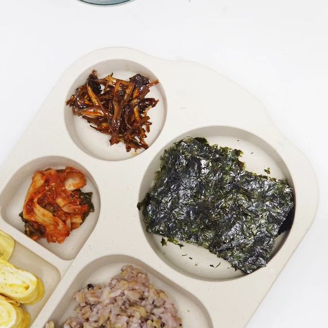 꽃양 / 20대 뷰티&패션 일상 on Instagram: "#광고 맛있는 저녁 자취생의 밥상으로 계란말이 김기 멸치볶음에 최고로 좋아하는 곱창김 👍 이 시간에 먹는 저녁이지만 오늘도 맛있게 잘 먹겠습니