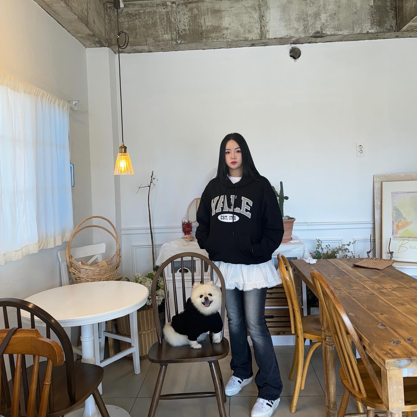 #협찬 애정하는 브랜드 🤍예일🖤 가을 맞이 초이랑 후드 커플룩🐻‍❄️
24FW 투톤 아치 신상컬러들에는 반려견과 커플룩으로
입을 수 있는데요 ✌🏻 현재 특가 판매중이라네유🩶
dandan_bookclub 브랜드 계정 프로필 링크로 go🤍
합리적인 가격으로 판매중 (68900원) 당장 달려갑니다 ~~ 총총총 🖤

#예일 #핸친소 #댄댄북클럽 #강아지 #강아지룩 #반려견 #강아지스타그램 #펫웨어 #강아지일상 #강아지모델 #강아지옷 #댕댕이 #가을코디 #강아지커플룩
