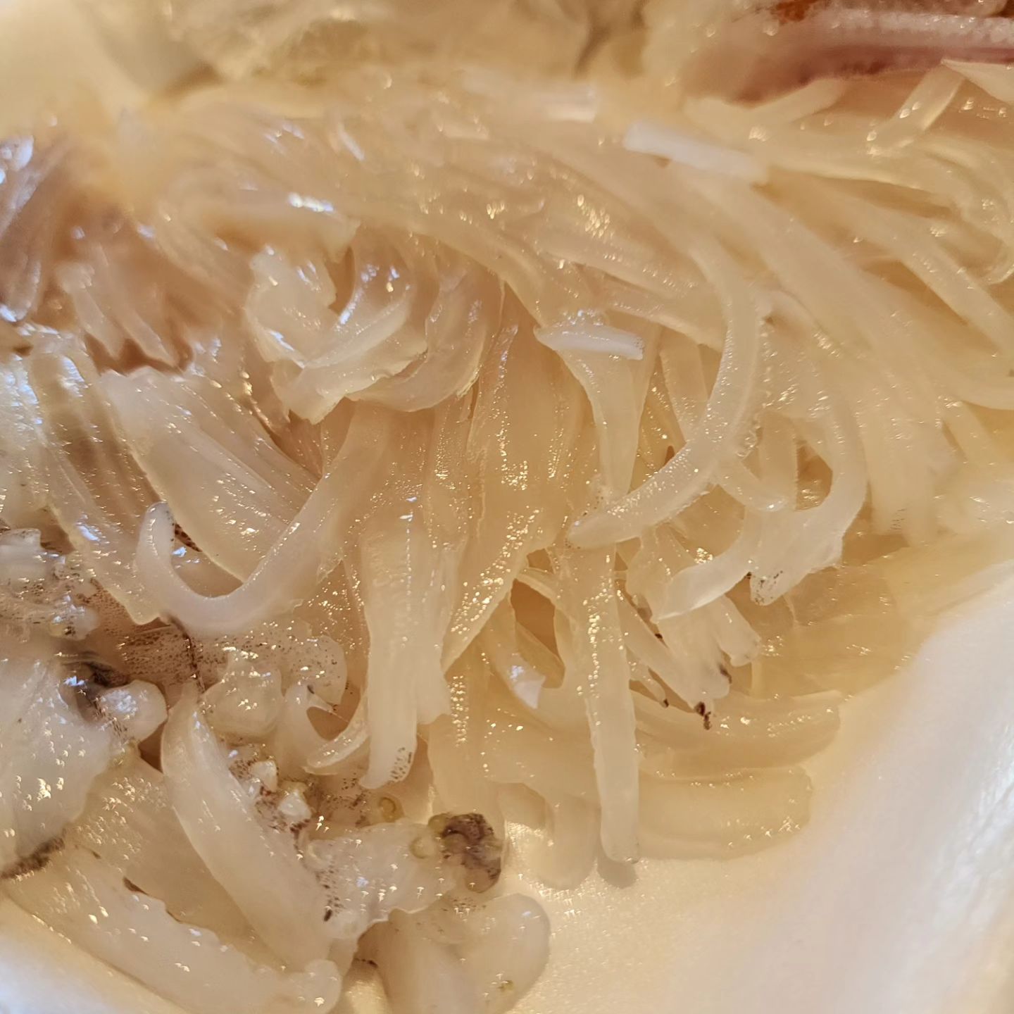 #묵호항 #오징어회 #한치회

이번엔 한치보다 오징어가 더 맛있었던 ~
다음에는 게도 사러 가야징 
간만에 간 묵호항~

#강릉 #항구 #여행 #냠냠 #먹는게남는거
