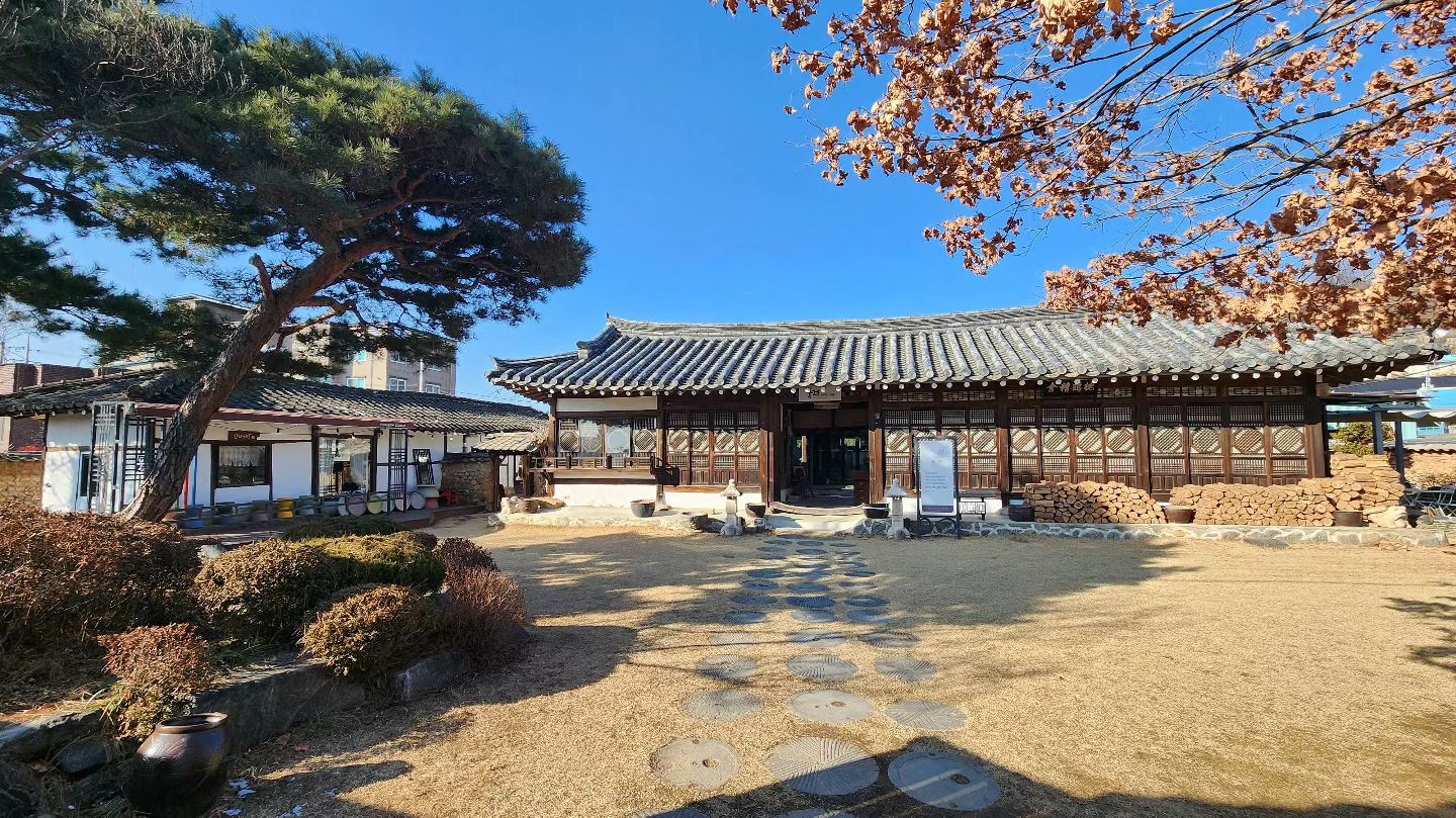 올라가는 길에들린 안동 
컨디션최고 윤제랑♥️찐짜롱 아빠는 
250km왕복으로 피곤쓰😁
너희들만 즐겁다면 어디든간다!
아버지 준호 집와서 기절^^

#경북 #안동 #풍전 #한옥카페 #가족사진 #육아 #육아소통 #멋진한옥 #양반의고장 #안동하회마을 #경북여행 #안동찜닭 #안동시장 #겨울