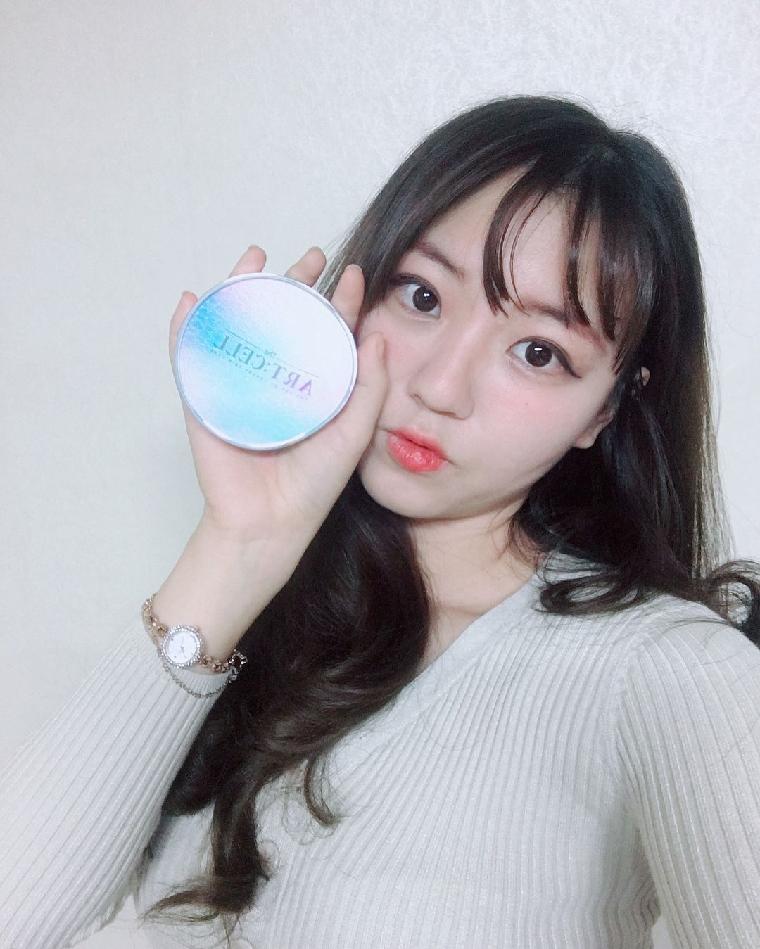 뽀아 on Instagram: “푸석한 피부를 화사한 진주빛 광채로🌝 . 텐션망 꾸욱 누르면 진주추출물 에센스가 뿜뿜 진짜 겨울철 쿠션으로 Real추천템👍🏻 . #데이셀 #텐션쿠션 #팩트추천 #디아