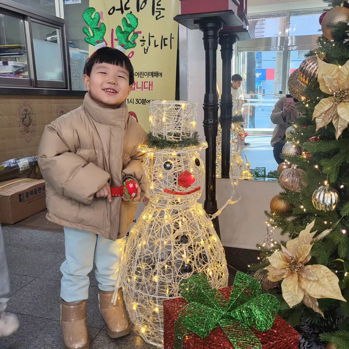 형아랑 놀아서 
기분 좋은 아들🩷
덕분에 7시 육퇴🤣🤣
.
.
#크리스마스