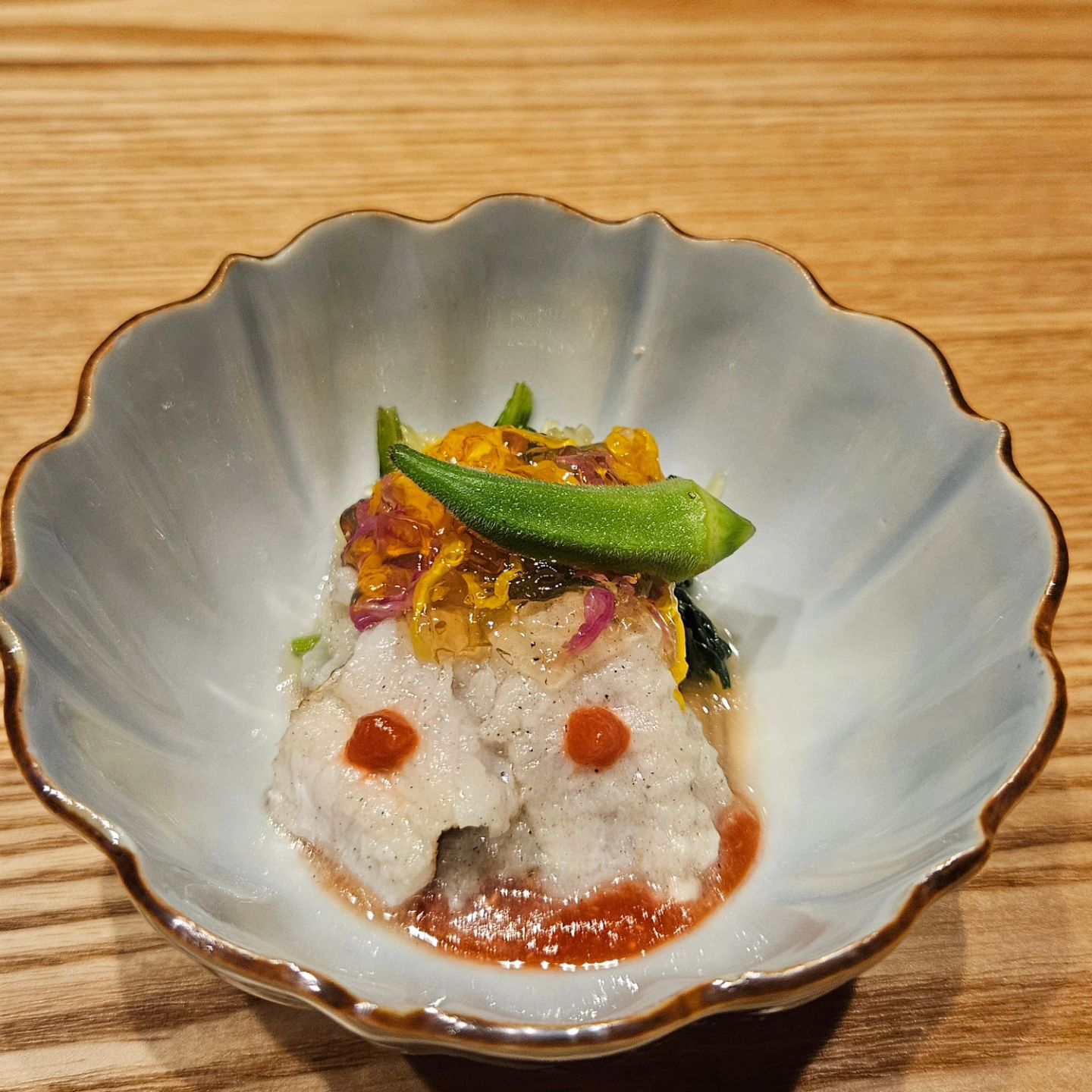 🚩가이세키요리야하라마사
🏠일본 〒160-0004 Tokyo, Shinjuku City, Yotsuya, 4 Chome−8 店舗棟B1F ライオンズ四谷タワーゲート
💰런치 13,500엔
-하모사라다로 시작 우메보시가 올라가 새콤, 식욕자극
-광어와 안키모를 김에 싸먹는 츠마미, 역시 맛있다.
아구간이 정말 고소하고 맛남👍
-스이모노에 가지+완자 조금 걸죽한 맑은 국
-조개초무침&소면 새콤하게 다시 시작하는 개운함
-유데라카세라고하심(뭔지모름). 아무튼 모즈쿠와타코, 하모의알 등 새로운 조합들이 신선함
-우니자완무시, 홍시를 먹는 맛이었다. 부드럽도 달달고소
-트러플솥밥, 토핑은 규카츠와 스크램블에그 규카츠가 정말 살살 녹았음
-디저트 녹차, 콩가루 모찌.
배가 너무 불러서 솥밥을 남기면 주먹밥으로 포장해주심. 영어+일본어로 너무나 잘 설명해주시고 "와 이런게 있구나." 신기하고 재밌는 식사😀😀

#일본음식 #가이세키 #도쿄맛집 #japanfood #요리 #요리스타그램 #tokyo