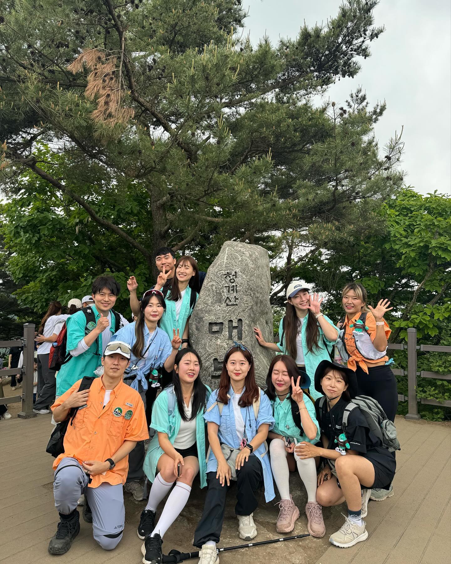 240515 #청계산 #hss #hikesocietyseoul #컬럼비아바하마 

아직한발남아따!!! ㅋㅋㅋㅋ 컬럼비아 친구들과 함께한 청계산 등산 ⛰
컬럼비아에서 형형색색 바하마도 지원해주시구 고려산 멤버들 한달만에 또 보니 넘나 좋구 💖🫧🩵💙 긍정에너지 뿜뿜하는 멤버들 덕분에 super I 미르나는 다소 얌전해져서 조용하게 등산만 했지만 여러분들 제가 많이 좋아해용?.? 😘

hd_hiking
soon_chan82
jamactor
mul_beom2
b109_ 
yu_nii_ddo
shfo04_olong
mirnakiim
gowoon1
aa_ramm_
zzxzero
columbia_kr
yoonddosan