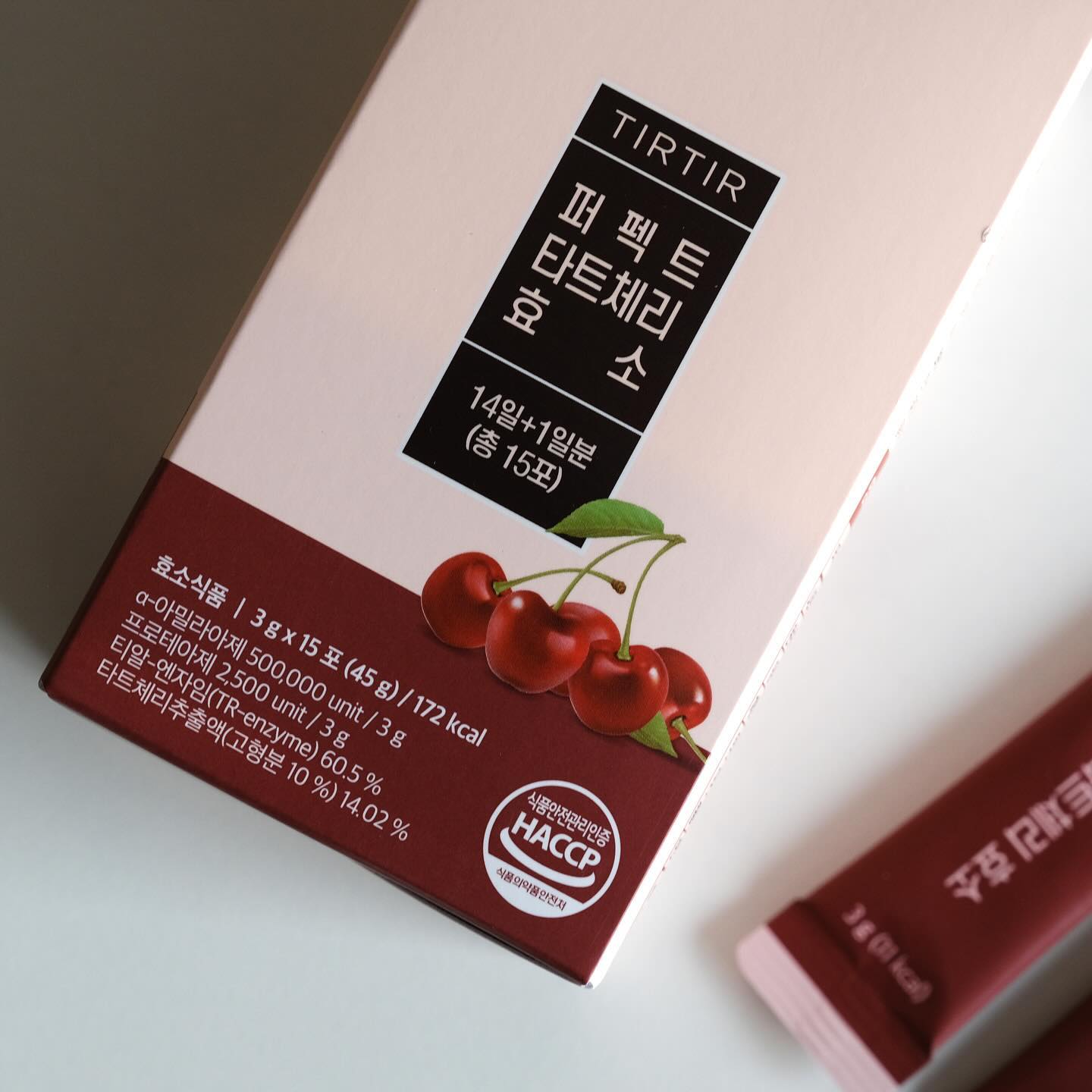 #제품제공 #올영세일 크게 하는 김에 추천해 봅니당🍒

식욕 터지는 임신 중기... 과하게 잘 먹고 있기도 하고 벌써 예상 체중 오바라🥲 보내주신 티르티르 퍼펙트 효소 도움받는 중!
일단 효소를 임산부, 수유부가 섭취 가능한가?라는 질문엔 가능하다고 한다. 효소는 된장, 청국장과 같은 일반식품에 해당하기에 누구나 섭취 가능하다는 사실(다만, 예민하시거나 알레르기, 특이체질의 경우는 전문의와 상담 후 섭취를 권장)
주치의쌤도 효소는 상관없다고 하셔서 폭식으로 소화가 잘되지 않거나 아랫배가 묵직하고 가스 찰 때, 칼로리 높은 음식 신나게 섭취한 날엔 하루 1포 식사 후 가볍게 입에 털어 넣어준다.

많은 인플루언서들이 효소를 공구하기도 하는데,
그럼 효소가 하는 일은 무엇인가?라는 궁금증이 있었다.
우리 몸에서 효소가 하는 일은 섭취한 음식물을 분해하여 소화, 흡수를 돕는다. 나이가 들수록 효소의 양은 우리 몸 안에서 줄어든다. 위장, 췌장, 소장 등에서 효소의 생성이 줄고 활성도 약해진다. 효소가 부족하면 음식물의 소화 및 흡수가 어렵고 장내 독소가 쌓기이도 한다. 특히 인스턴트식품 섭취, 불규칙한 식습관은 효소의 작용을 방해한다.

건강식으로 매일 매끼 한식을 챙겨 먹자니 땡기지도 않고...
요즘 양식을 자주 먹는데, 탄수화물 폭발에 칼로리 초과라 효소를 간헐적으로만 챙겨 먹는 중이다.
(임산부에게도 안전하다고는 하지만 매일 먹기엔 불안한게 있어서)
개인적으로는 트로피칼보다 타르체리가 더 맛있음🍒
곡류를 발효한(?) 특유의 꿉꿉한 맛 대신 체리 사탕 맛이어서 달콤상콤.
그리고 확실히 먹으면 더부룩한 게 빠르게 소화되면서 속이 편해지는 건 있다. 얼른 기분 좋은 식사 후 맘 편히 효소 톡-하고 입에 털어넣는 날이 오길🥹

✔️누적판매 1,214만포 돌파 올리브영 필수 #쟁여템 이라고 한다
✔️2주분+1개 추가 증정(올리브영 단독 기획 세트)
✔️특허받은 프리미엄 곡물발효효소 함유에 합성감미료, 착색료, CMC칼슘 HPMC, 이산화규소 등 無첨가되어 더욱 맘편하게 섭취 가능
(50만 유닛의 확실한 역가수치)
✔️올해 마지막 최대 할인, 11/30~12/6 올영세일 기간 동안에만 37% OFF 정상가 23,000원 ▶ 할인가 14,490원 ! 참고하세용

#임신18주 #자꾸살찌네 #임산부 #임산부효소 #올리브영 #올리브영추천템 #올영세일 #티르티르 #티르티르이너뷰티 #이너뷰티 #효소 #퍼펙트효소 #효소추천 #올영세일추천템