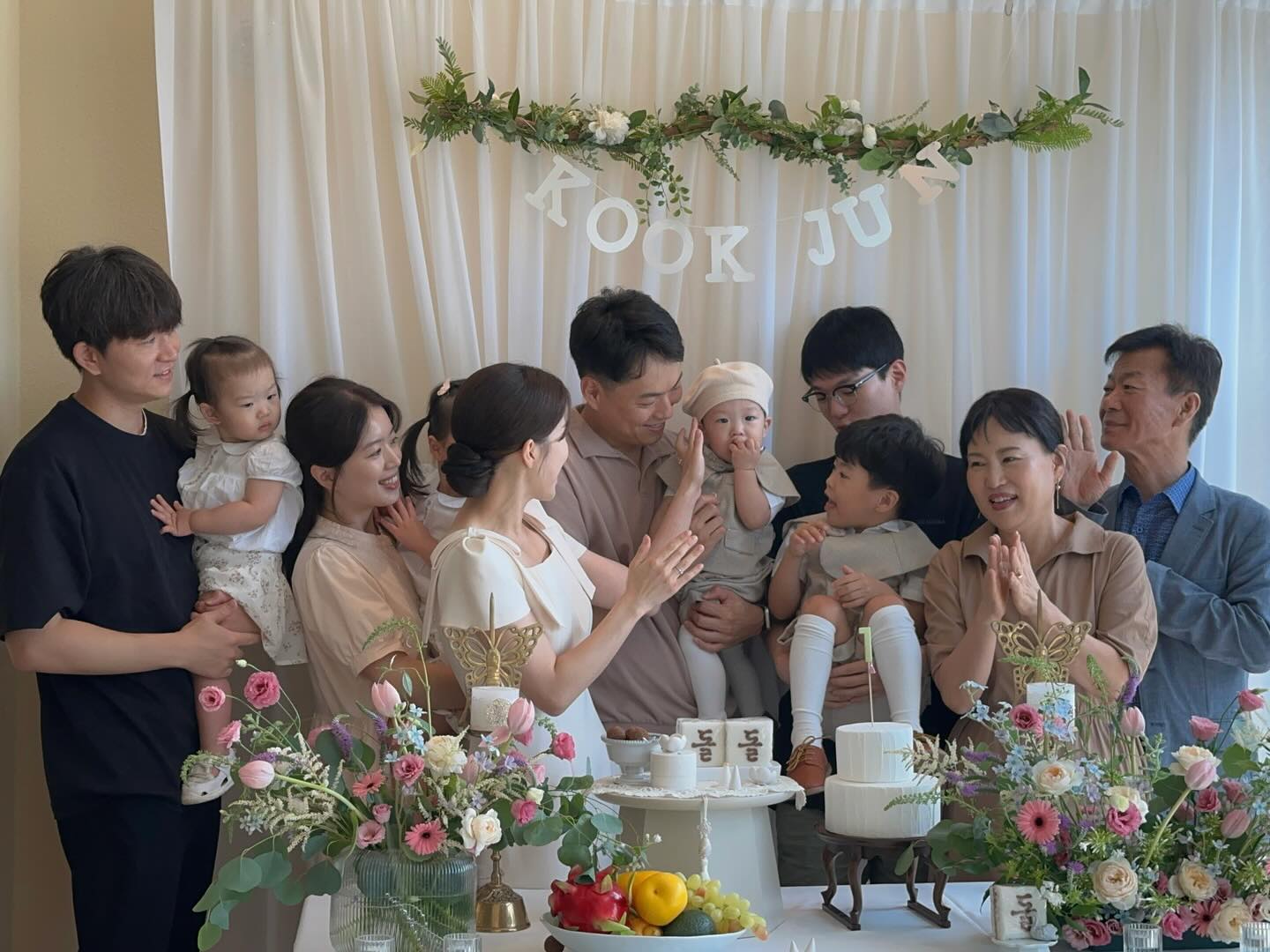 해피해피했던 준이의 돌잔치 •°:🎀:°•
다시 돌이켜봐도 웃음이 나고 며칠전부터 걱정됐던 심난한 마음은 하나도 기억이 안난다. 축하해준 우리가족들 모두 고맙고 사랑해요.🫧🫶🏼