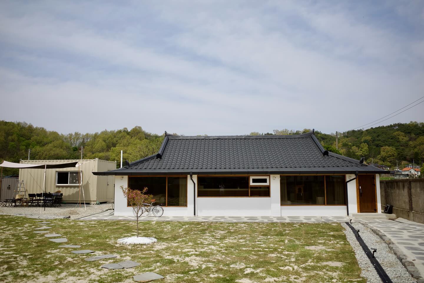 이번 주말에는 잔디를 심었다. 마당에 파릇파릇 잔디를 심고 나니 어느 정도 집 정리가 일단락된 듯하다. 참 짧지만 긴 시간이었다. 귀촌프로젝트 결심부터 지금까지 5개월이 지났고, 이사한 지 딱 한 달 되었다. 적당한 때에 딱 맞는 공간과 사람들을 만나 여기까지 왔다. 아직 낯설지만 한 달 살아보니 몸만 더 부지런히 많이 움직이면 되겠다 싶다.

깔끔하게 살지는 못해서 그냥저냥 찍어본 내부 사진. 이제 주방과 침실에서 바라보는 마당이 파릇파릇해서 좋다. 넓고 광활한 내 인덕션도 좋고. 가지런한 서까래가 있는 천장도 좋다. 곳곳에 기둥이 있어 불편했지만 기둥이 있어 참 특별하다. 아, 이제 좀 놀아야지🫠🫠

#로자매도이제겨우적응한듯
#수리비귀촌프로젝트