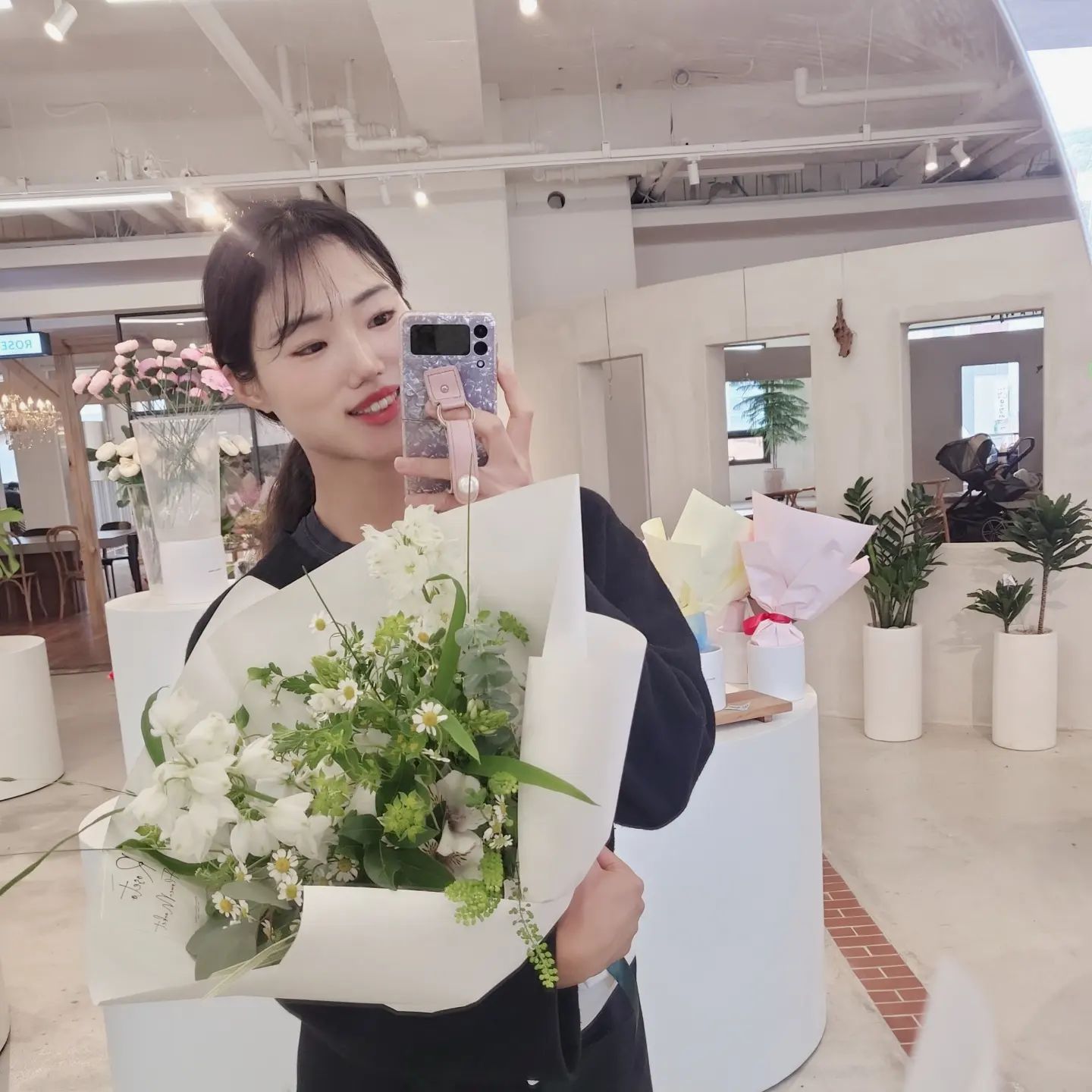 어버이날 준비로 바쁜 꽃집💐
오늘도 정신없는 하루 보냈어요! 대회 준비로 무탄 이틀차! 꽃의 힘으로 버텨 봅니당🫶 오늘도 꽃밤💐
.
.
#일상 #플로리스트 #꽃집
