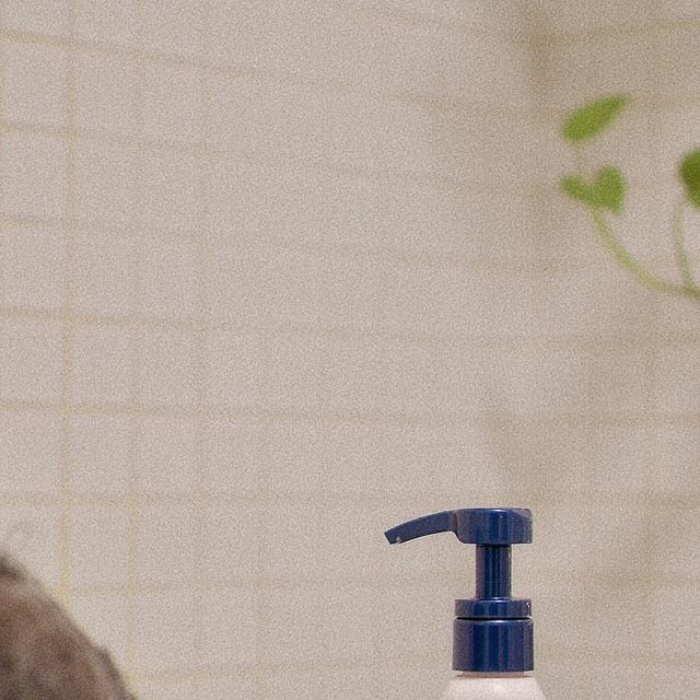 집꾸미기 빈티지소품 좋아하는 언니💕 on Instagram: "#광고 저희 집 막내딸램은 수영도 다니고 땀도 많고 머리도 길어서 그런지 금새 푸석하데요 요즘 누들앤부 샴푸로 바꾸어 봤어요. 누들앤