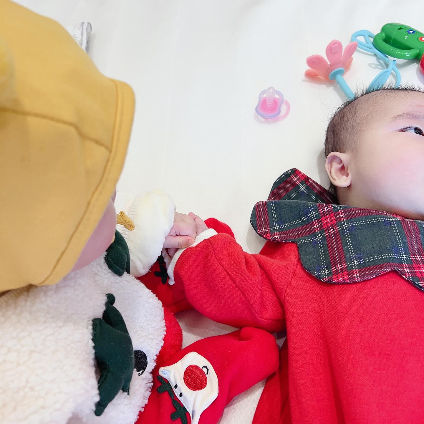 ❤️
오늘은 손도 잡고
귀여운 아가 둘 

발달사항도 비슷해서 둘이 있으면 너모 귀엽쮜

볼때마다 옹알이해주는 리아 고마워 ෆ⃛