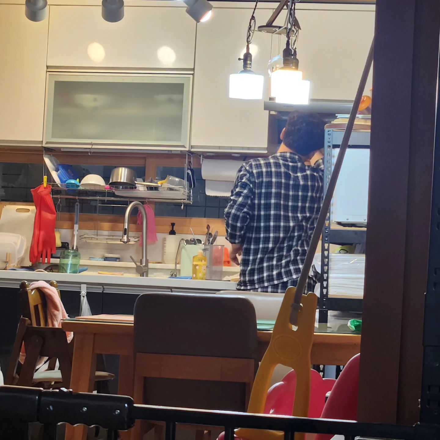 어떤 와이프는 남편 집에 앉히고 수백만원씩 용돈주고..
어떤 와이프는 맛있는 요리를 해주고
어떤 와이프는 깨끗하게 청소된 집을 주는데
나는 하나도 못해준다
오빠가 열심히 돈 벌고 집도 치워줭...ㅋㅋㅋㅋㅋㅋ

#남편자랑 #그래도내편이지 #일상 #공감 #소통