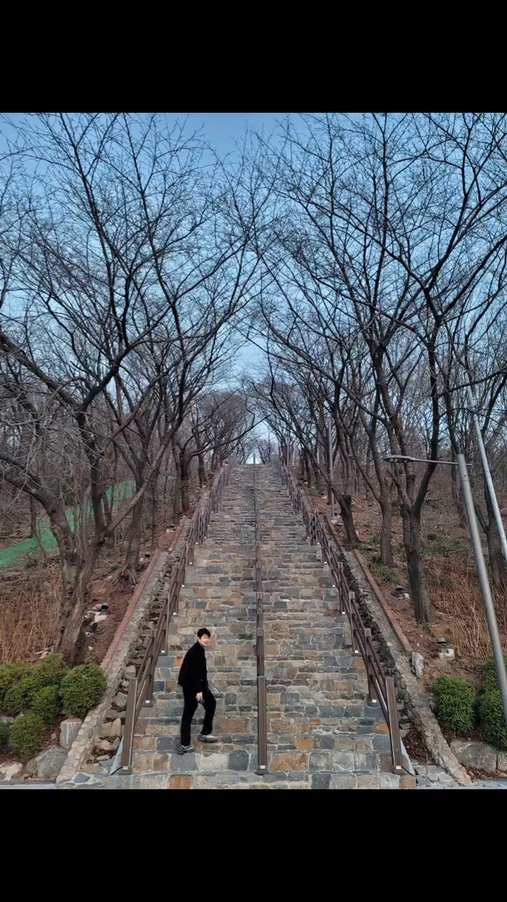 이제 23년도 몇 시간 남지않은..
항상 연말엔 후회가 왜이리
많은건지.....

24년에도 건강하고 항상 좋은일만
가득하길...

인친님들도 항상 좋은 일만 가득하세요!!

내년에도 잘 부탁드려용 ❤️❤️

Happy New Year!!!

#2023 #2024 #연말
#새해복많이받으세요🙇