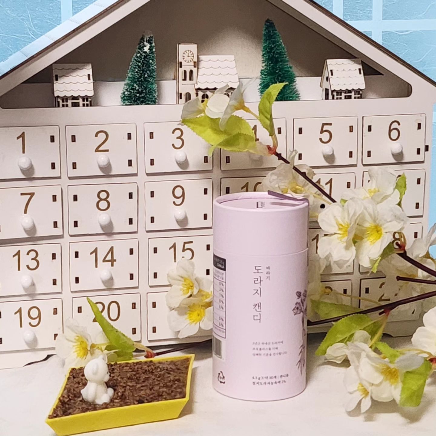 #협찬

기관지도 안좋은데 말하는 직업이라 종종 #목캔디 를 먹어요.
너무 화한 느낌이 싫어서 괜찮은 사탕찾는데 설탕이 들어있지 않은 #도라지캔디 가 있네요.

어릴때부터 도라지, 도라지즙을 먹어서 쓸까봐 걱정했더니...
어라? 달달한대요?
경희대 한약사가 연구한 도라지 감초차를 재해석 해서 만들어서 그런가봐요.

100%  자연원료로만 만들어진 #프로폴리스사탕 이라 좀 화한 느낌은 있지만 맵지 않은, 3년근 국내산 도라지를 사용한 #도라지사탕찬 이에요.

#바라기 는 경희대 앞 작은 골목에서 시작한 부부한약사님들이 운영하는 #생활한방연구소 에요.

미세먼지로, 말을 많이 해서, 기침으로 #목아플때사탕 드세요.^^