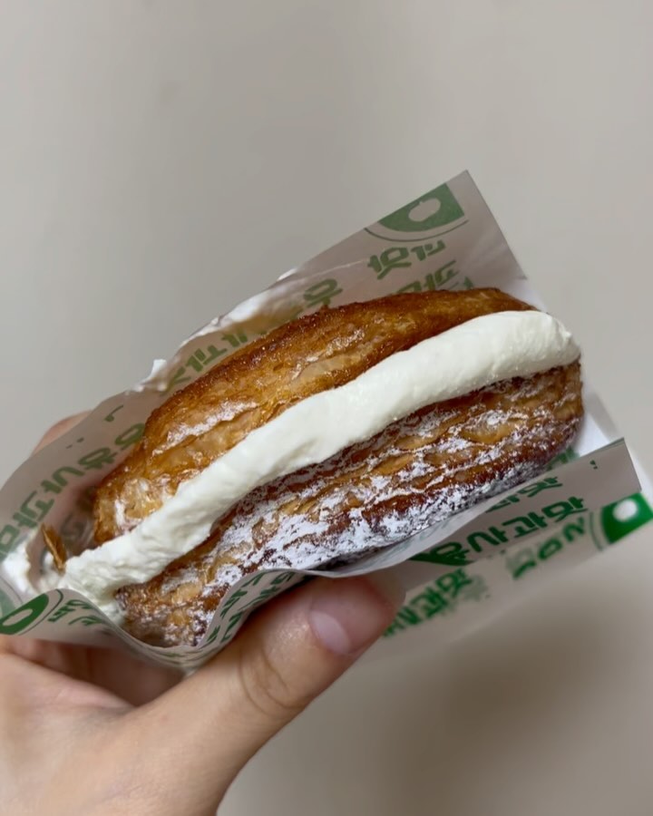 #협찬  애플파이 🍎🥧 ‘사과당’

예산시장 웨이팅 맛집이 광장시장에!
100% 핸드메이드 애플파이

sagwadang

힙한 광장시장에 제일 핫한 사과당

오픈할 때마다 품절대란에 웨이팅까지 입소문 자자한 사과당 다녀왔어요!✋🏻 

바삭한 페스츄리 속에 달콤한 사과과육, 바닐라, 우유크림 필링을 더해 부드럽기까지 반달 모양으로 어딜 베어물어도 필링이 가득!!

패키지에 원하는대로 골라담을 수 있어 선물하기에도 좋아요💕

🍎 사과파이:14,800원/4구박스 (오리지널2 + 바닐라1 + 우유크림 1)

📌 서울 종로구 종로32길 21-1 1층 112호

meogsta 팔로우 하면 다양한 정보를 받아 볼 수 있어요!🕊️

----------------------------------------

더 맛있는 레시피가 궁금하다면🤍

meogsta
meogsta
meogsta

#광장시장 #광장시장맛집 #디저트맛집 #사과당
