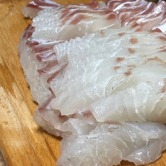 참돔회 도미회 생물 2kg 55000원 무료배송

어떻게 다른가요?

최상급 참돔회 완도 싱싱회

￼

￼

​

어선에서도 잡지만 낚시로도 잡고 있는 완도 참돔 입니다. 분홍 빛깔이 너무 예쁘지 않나요? 참돔이 고급어종이어서 비싸기도 하지만 완도에서 합리적인 가격으로 보내드려요! 2kg 전후 한마리에서 필렛 600g이상 3-4인분 정도의 양입니다. 매운탕거리까지 보내드리니 4명은 충분히 드시고 횟집가서 먹으려면 최소 스끼없이 10만원 넘게 나옵니다. 그러나 비싸서 못먹은 사람은 없도록 도미회 한번 즐겨보세요:)

깔끔한 손질

뼈를 분리하면 몸통이 2개의 회필렛으로 나뉘게 되고 

머리와 뼈는 진공포장후 함께 보내드려요!

회를 필렛으로 보내드리는 이유는 썰어서 보내게 되면

수분이 날라가기 때문에 최대한 방지하고자 함입니다.

해동지 두겹으로 싼후 깔끔하게 진공포장 됩니다.

드시고 싶은 크기로 직접 썰어 도미회를 맛보세요!

￼

​

회필렛 2 진공포장 + 머리,뼈,껍질 진공포장

맛있게 먹는 법은요?

도미회 즐기는법

￼

회로도 회초밥으로도 즐길수 있는 찰진 도미회를 맛보세요! 

￼

도미머리는 구이 또는 뼈와함께 매운탕으로 즐기세요!

껍질은 오독한 맛이 살아있어 뜨거운물에 살짝 데쳐 회와 함께 드셔도 일품이죠! 마스가와~

도미회 주문시 증정

회초장세트+곱창김10매+묵은지200g

￼

보관 방법

받는 즉시 드세요!

어떻게 배송되나요?

배송 관련 사항

규격에 맞는 스티로폼 박스에 대형 아이스팩을 넣고

회필렛2 진공포장+머리,뼈,껍질 진공포장+곱창김10매+묵은지200g+회초장세트를 모두 넣어 보내드려요!

￼

￼

​

맞춤 제작 상품

저희가 어선을 하지만 매일 출항을 하는것은 아니기에 또는 기상악화 등으로 부득이 조업이 불가능한 경우가 있어 산지직송 회택배는 3-5일이 소요될수 있습니다.

주문시 연락처로 개별 통화하여 상황을 알려드립니다.

제품 구성 및 표기사항

​

제품명- 완도 도미회 2kg전후

구성- 회필렛2진공포장+머리,뼈 진공포장+곱창김10매+묵은지200g+회초장세트

생산지- 전라남도 완도

유통기한- 받는 즉시 드세요!

보관방법-냉장1일