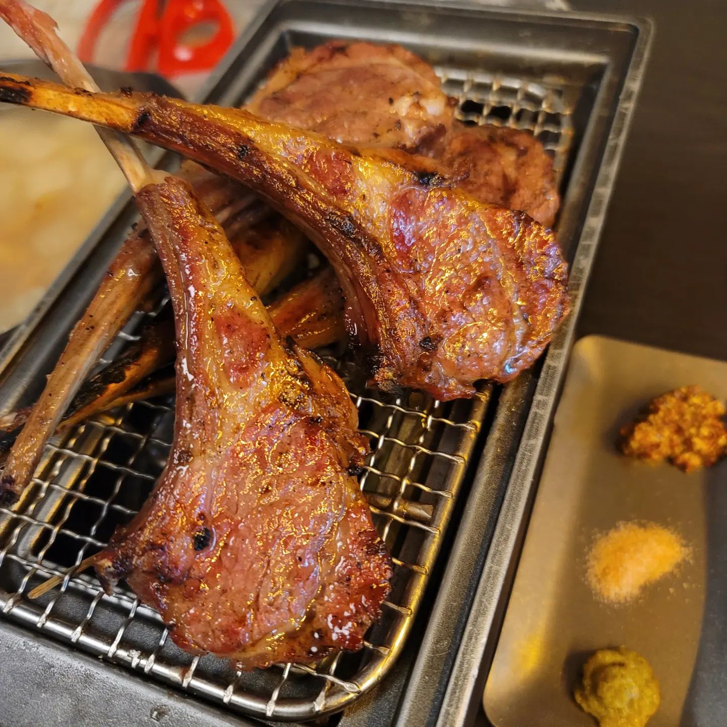 #협찬 <영등포 가람상회>
쉐프출신 사장님께서 직접 조리 해주시는 갈비 맛집

보라매역 6번 출구 부근에 있는
<가람상회>에 다녀왔습니다!

새로운 핫플레이스로 유명한 가람상회
방송에서도 소개 됐었던 맛집이더라구요!
(생방송투데이 우대갈비편)

입구에서부터 느껴지는 힙한 느낌의 인테리어도 상당히 마음에 들었어요😄

가람상회에는 두가지 큰 특징이 있었는데

하나는 쉐프출신의 사장님께서 갈비를 굽는것이 아닌 직접 조리를 해주신다는 것이었어요

보통 갈비집을 가면 종업원분들께서 굽는것만 도와주시는게 일반적인데

처음부터 끝까지 완벽히 조리 해주시는곳은 처음 이었어요😍
그것도 쉐프출신 사장님께서 직접!

🎈볏짚 양갈비 - 한입 먹는 순간 왜 요리는 전문가가 해주는것을 먹어야하는지 납득해버렸습니다

단순히 굽기만 한다고 나올 수 있는 맛이 아니라
전문가의 손길을 거쳐야만 나올 수 있는 맛이었어요

적당한 굽기정도에 풍부한 육즙 거기에 더해지는
호불호가 갈리지 않고 누구나 즐길 수 있는 절묘한 간까지!

고기와 함께 준비된 소금이나 와사비같은게 없어도
간이 너무 맛있게 잘 돼있어 다른 양념 같은것들 없이도 마구마구 먹게 되더라구요🥰

그리고 앞서 말씀드렸던 두가지 큰 특징중 하나인 철판 버터!
조리된 양갈비를 가져다 주시고 이어서 바로 철판을 하나 가져다 주시는데
거기에 버터를 녹여주십니다

그 후 철판위에 살을 발라내고 남은 양갈비뼈를 얹어놓은다음 조금만 기다리면 살이 붙은 뼈에
버터향이 제대로 추가되게 돼요!

버터맛이 추가 됐는데도 전혀 느끼하지않고
버터 특유의 좋은 향과 맛만 더해졌더라구요😆

양갈비 하나로 전혀 다른 느낌의 두가지 요리를 즐길 수 있어서 너무 좋았습니다

🎈북어국 - 북어국에 고추가 송송 들어가 있어 
담백함과 동시에 은은한 칼칼함이 느껴져
육즙이 많은 고기와 매우 잘어울렸습니다!

게다가 북어가 큼직큼직 길쭉길쭉하게 한가득 들어가 있어 너무 좋더라구요🥰

가람상회에서 북어국만 먹어도 만족하실수 있을 정도로 일반적인 북어국과는 맛과 내용물의 퀄리티 자체가 달랐습니다.

그리고 소스가 다양하고 밑반찬이 고기와 어울리는 것들로 잘 구성 돼있었어요

홀그레인 머스타드와 와사비 그리고 소금
셋다 고기에 얹어 먹으면 고기의 담백한 맛과
고기 본연의 맛을 더욱 끌어내주는 양념들인데

사장님께서 쉐프출신이셔서 그런지
딱 고기에 최적화된 양념들을 배치 해두셨더라구요😍

또 셀프코너에가면 기본찬으로 나오는것들 외에도 오징어젓갈, 와사비등이 있었는데

저처럼 고기를 무조건 와사비에 찍어먹는 사람들에겐 가람상회보다 좋은곳이 없는것 같습니다

와사비가 나오는곳은 많지만 와사비가 비치된곳 정말 흔하지 않거든요 ㅎㅎ
와사비 러버로써 너무너무 행복했어요🥰

근처에 공용 주차 공간이 있다는것도 정말 마음에 들었습니다

근처에 주차 할곳이 있다보니 맛있는 음식 먹다가 갑자기 차빼러 가게 될 걱정 안하고 
마음 편히 요리를 즐길 수 있더라구요!

처음 가졌던 기대 이상으로 매우 만족 했던 가람상회!
왜 방송에서 소개됐는지 이해가 됐던 핫플레이스🔥🔥

한입 먹은 순간 바로 인생 맛집된 갈비 맛집<가람상회>
꼭 방문하셔서 맛있는 갈비 즐기시는거 강추 드립니다!

❤볏짚 양갈비(2人) 48,000원
❤북어국 7,000원
❤서울 영등포구 여의대방로39길 3 (신길동) 1층
❤영업시간 : 월-금 18:00~23:00/토-일 15:00~23:00

#신길동맛집 #신길맛집 #보라매맛집추천 #신길고기집 #보라매고기집 #가람떡갈비 #보라매맛집 #가람상회 #보라매역맛집 #대방맛집 #맛집발견 #양갈비 #양갈비맛집 #우대갈비 #우대갈비맛집 #배달맛집추천
#먹방 #먹스타 #맛스타그램 #먹팔 #맞팔
