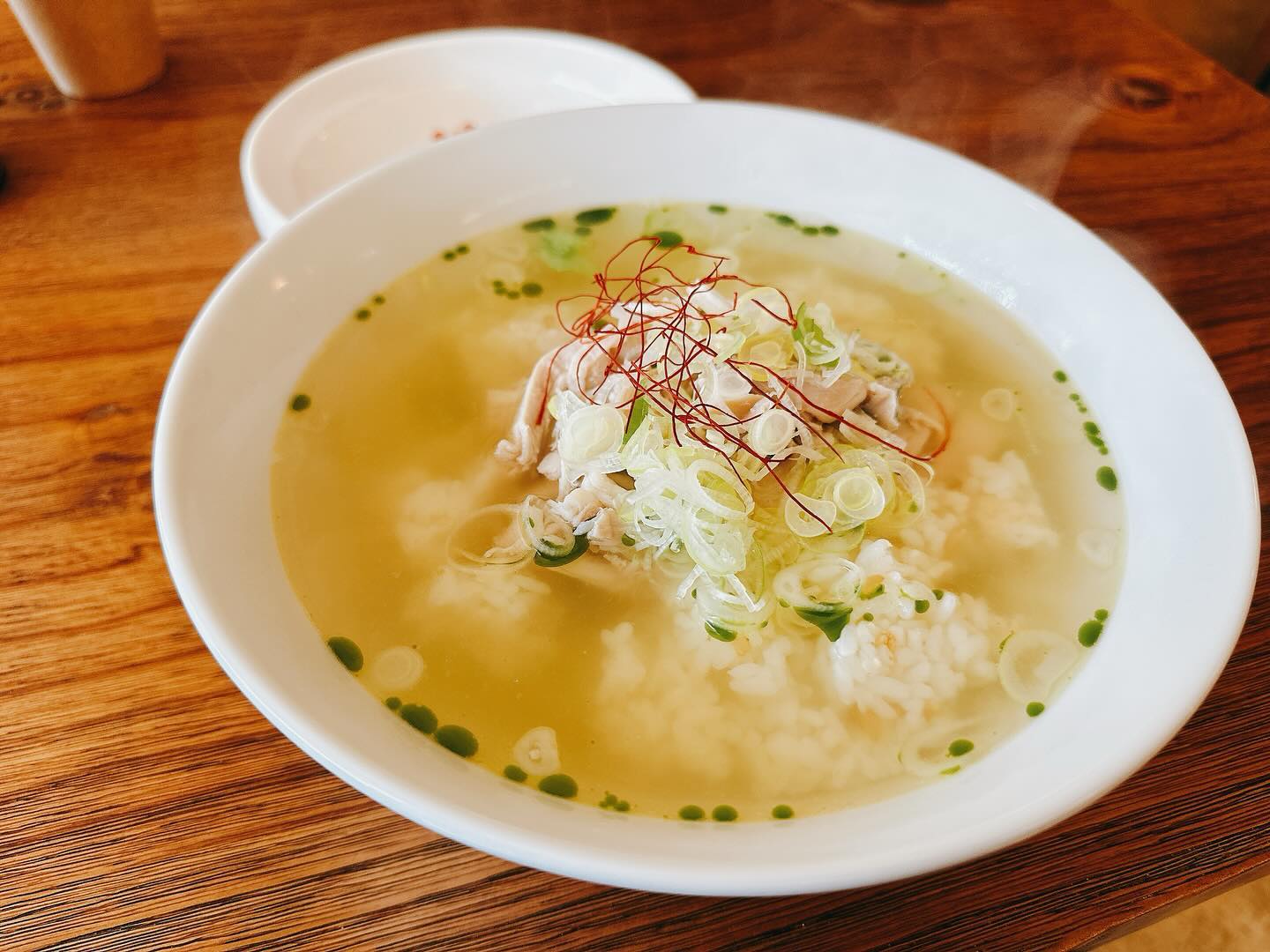 뜨~끈한 닭곰탕 한그릇 하실래요?😍

울산에 위치한 호계루입니다.😍😍

요즘은 조금 덜 춥긴해도 겨울엔 확실히

뜨끈한 국물이죠 ❤️❤️

국물 맑은 거 보이시나요??🥸

완전 시원하고 깊은 맛의 국물❤️

요즘 닭곰탕 9,000원이면 착한가격 아닌가요 게다가 밥 셀프바에 무제한이라니🥹🥹

안올 이유가 없죠잉🌝🌝

혹시 근처 가시면은~~

꼭 들려서 따뜻한 한 그릇하고 가셔요~❤️

🏮Tip 주차는 바로 옆에 주차하고 이용하시는게 좋을 것 같습니다.🌝

🌟주소 : 울산 중구 태화강국가정원길 231-3
🌟전화번호 : 052-245-0225
🌟영업시간 : 매일 11:00-24:00

#갓생푸드_울산

#울산 #태화강주변맛집 #닭곰탕 #호계루 #존맛탱😋💕