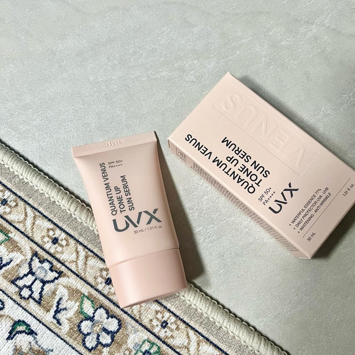 #협찬 uvx_suncare #비너스맑은톤업선세럼 #UVX
선크림 바르면 트러블 생겨서 선크림 만큼은 아무거나 못바르는데 UVX 피부속은 촉촉하게 겉은 유분감 없이 깔끔하게 발리는게 마음에 들어요~💦
톤업 선세럼이지만 과하지 않게 자연스럽게 피부톤을 밝혀준답니다!
핑크빛 톤업에 촉촉한 에센스 같지만 SPF 50+ PA++++ 강력한 자외선 차단까지 👍

#08L #뷰티 #톤업선세럼 #톤업세럼  #톤업케어 #일상 #선세럼 #뷰티템 #취미 #피부톤업 #맛집 #게임 #톤업크림 #신상품나왔을땐 #미백세럼 #뷰티스킨케어