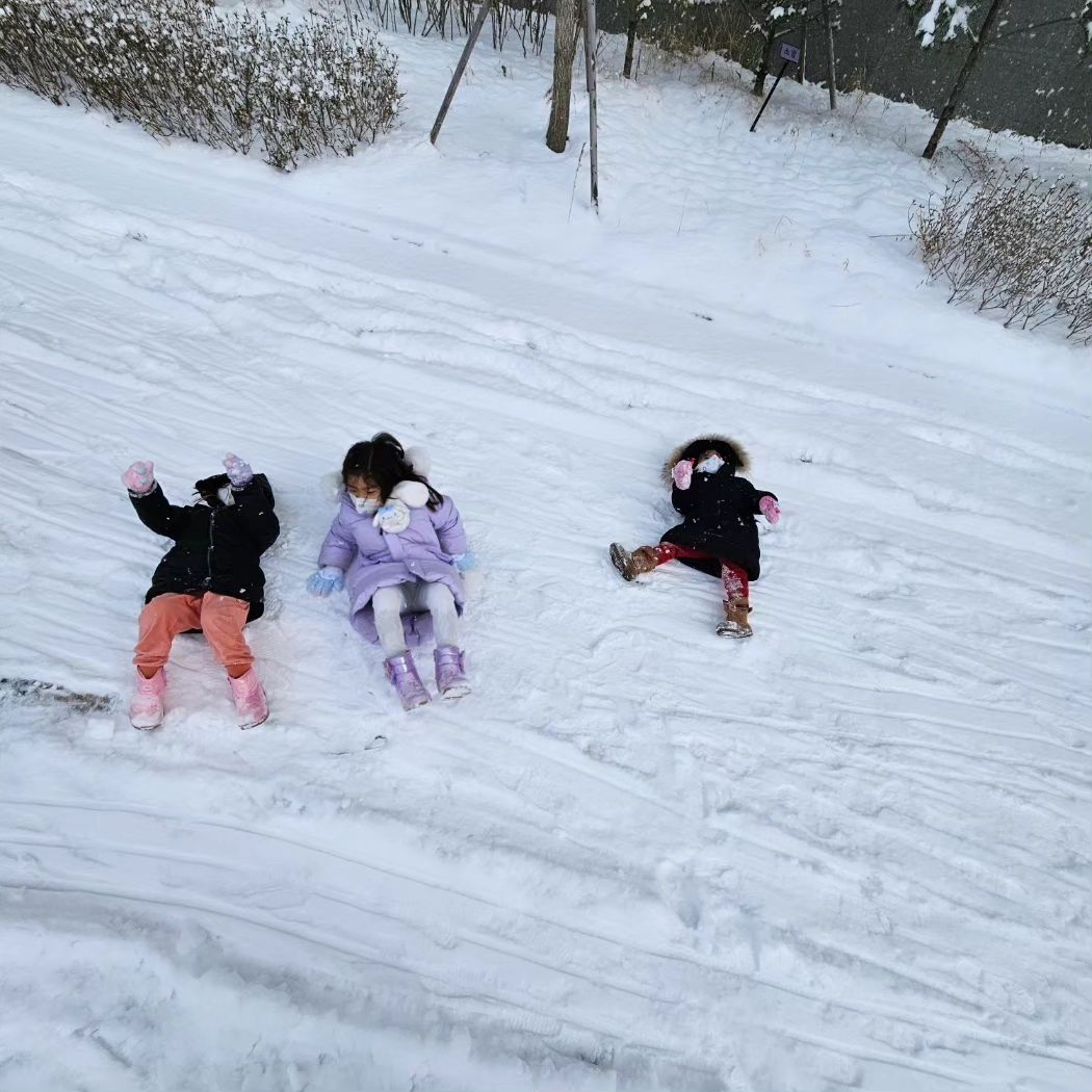 #아산폭설 #아이들은신남🎶 #탕정호반
.
눈이 너무 많이와 두찌세찌는 어린이집 못가고.
엄마는 출근 1시간20분만에 하고ㅠ
그동안 겨울에 안오던 눈 다내리는듯했음.
7시35분에 나갔는데 내일은 7시에 나가봐야할듯 😅
무슨 아산에서 아산출근하는데 두시간전이라니 맙소사 ㅋㅋ
쨋든, 오늘 아이들은 아빠와의 눈놀이로 신났다함 ㅎ
.
#딸셋그램 #다자녀그램❤️ #눈놀이 #딸스타그램💕