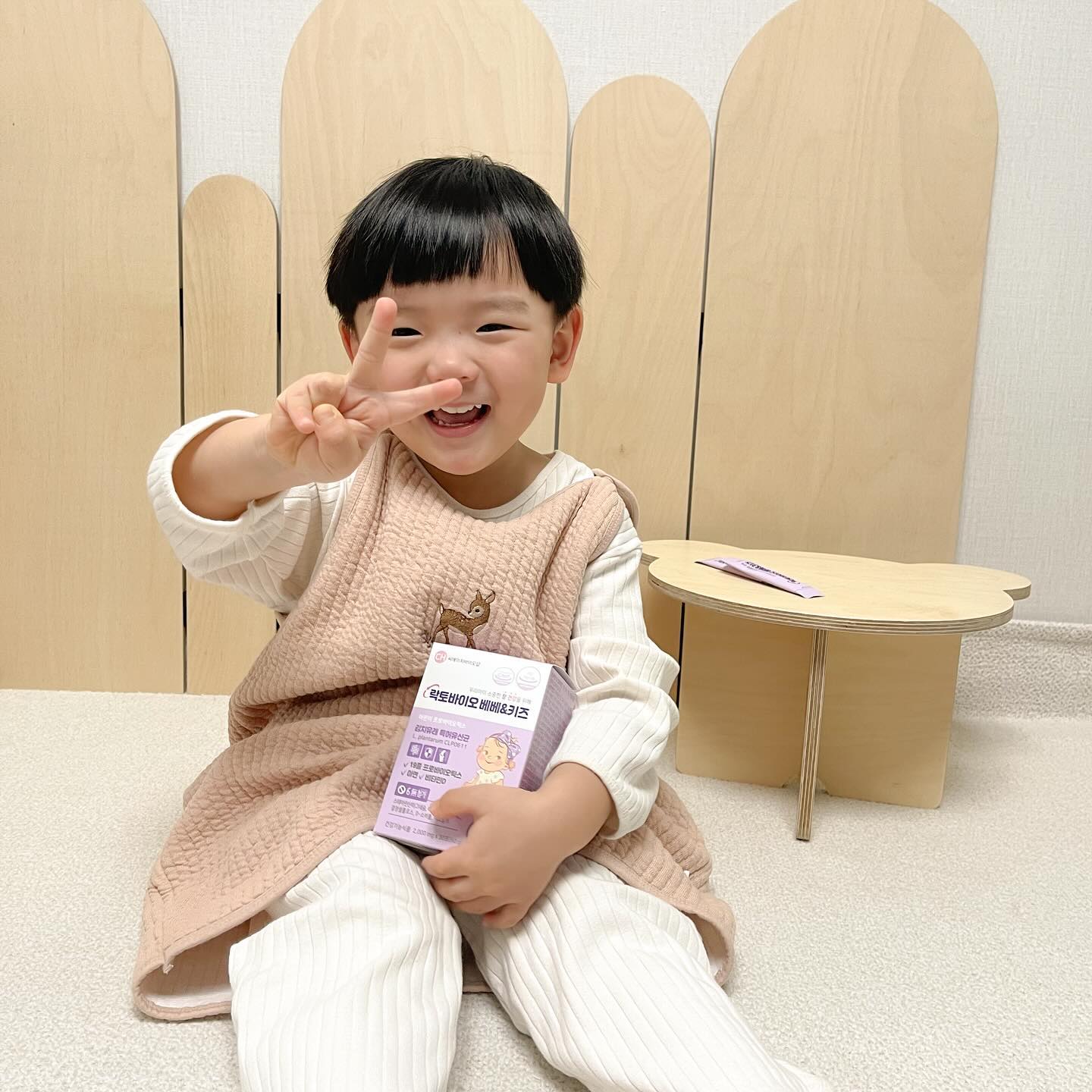 #제품제공#락토바이오

”업체로부터 제공받은 제품입니다“

오늘 콩이맘이 추천할 육아템은
 ”락토바이오 베베&키즈 유산균“ 이에요!!

입맛 까다로운 콩이는 새콤달콤한맛의 가루류를 싫어해요
(엄마 닮은건 안비밀)
그래서 유산균을 이것저것 사먹였을때
대부분 새콤한맛이 강해서 그런지 잘 안먹었다는..😂

콩이맘은 아직까지 유산균 유목민이었는데
왠걸...락토바이오 베베&키즈 유산균은
쌀누룽지 가루가 들어가 고소한맛이나요👀
향기도 구수~~~하니 완전 콩이 취향저격이지 뭐에요🤍

락토바이오 베베&키즈는요!

✔️3중 기능성으로 19종 혼합유산균, 아연, 비타민D 까지
듬뿍 들어있어요
✔️6無 첨가물
(이산화규소, 스테아린산마그네슘, 히드록시프로필메틸셀룰로스,
결정셀룰로스, D-소비톨, 이소말트)
✔️김치유래 특허 유산균 함유
✔️프리바이오틱스 등 다양하고 안전한 부원료 함유
✔️신선한 유산균을 안전하게 장까지 이동하는 듀라벡 코팅!

그리고 다양하게 우유 또는 분유, 요거트와 치즈등에
뿌려먹어도 된답니다!

콩이는 가루류를 잘 못먹어서
요거트에 섞어줬더니 꿀꺽꿀꺽 마시며
👦🏻 : 엄마 너무 맛있어요!!ㅎㅎㅎ
하고 말해주더라구요🤍

입맛 까다로운 콩이가 잘먹으면 완전 맛도리라는 증거!
하루 한포로 소중한 우리아기 장과 건강까지 한번에
챙길수있는 락토바이오 베베&키즈 유산균 추천드려요🤍🤍

✨3개월치 구매시 구매할인 이벤트 진행중✨

🕊️𝚝𝚑𝚊𝚗𝚔 𝚢𝚘𝚞 ch_bio_shop