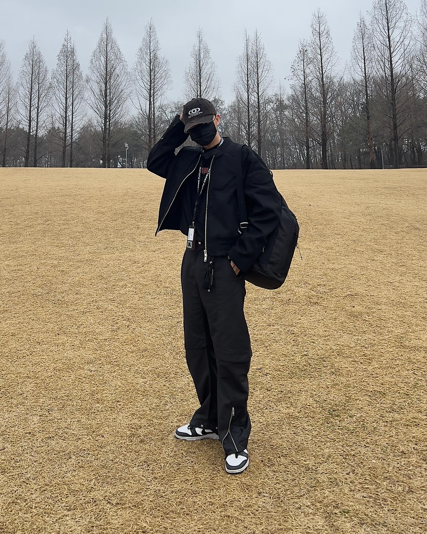 #이벤트 #르마드 lemard__official 
181cm / 64kg
메쉬 스트링 백팩 - 블랙

1️⃣ CORDURA® 폴리 발수 원단으로 내구성이 탄탄합니다 😎

2️⃣ 길이 조절 가능한 숄더 스트랩 지퍼 메쉬 포켓, 패치 포켓이 있어 실용적으로 사용할 수 있습니다 😁

3️⃣ 530g으로 굉장히 가볍고 편안합니다 👍

4️⃣ 높이 55cm, 너비 44cm, 폭 22cm로 수납공간이 정말 넓습니다 🫢

Outer: lemard__official (이벤트)
엠보 트윌 라이더 자켓 - 블랙

Top: dobb_korea_official (이벤트)

Bottom: lemard__official (이벤트)
커브드 레이싱 팬츠 - 블랙

Shoes: nike 

Etc
Cap: csc.kr civision_official 

Bag: lemard__official (이벤트)
메쉬 스트링 백팩 - 블랙

Lanyard: alteredfuture_official (이벤트)

Key ring: like.doha (이벤트)